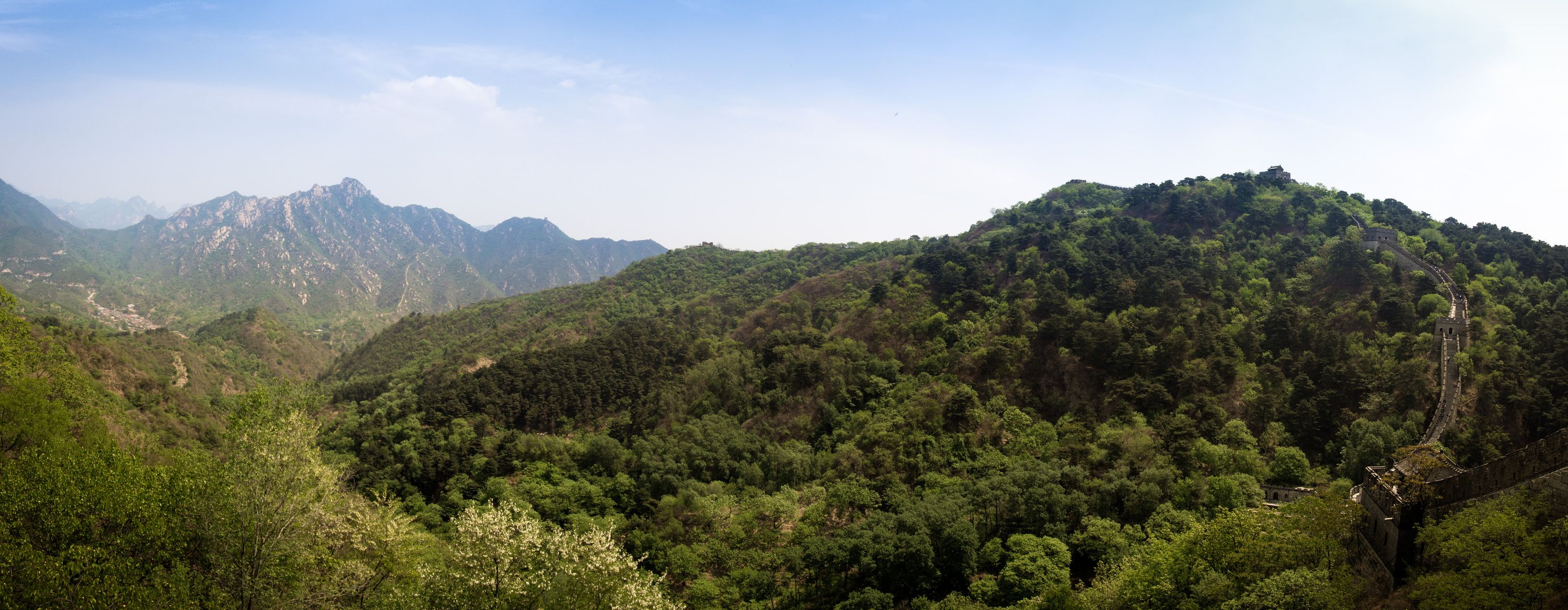 En vy över den kinesiska muren och omgivning i Mutianyu
