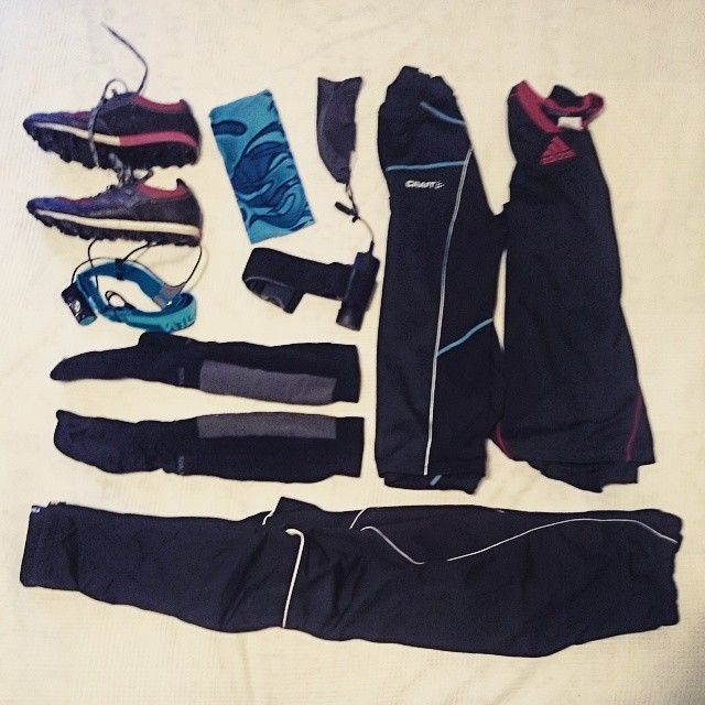 Löpningskläder för vinterbruk utlagt på en vit yta.