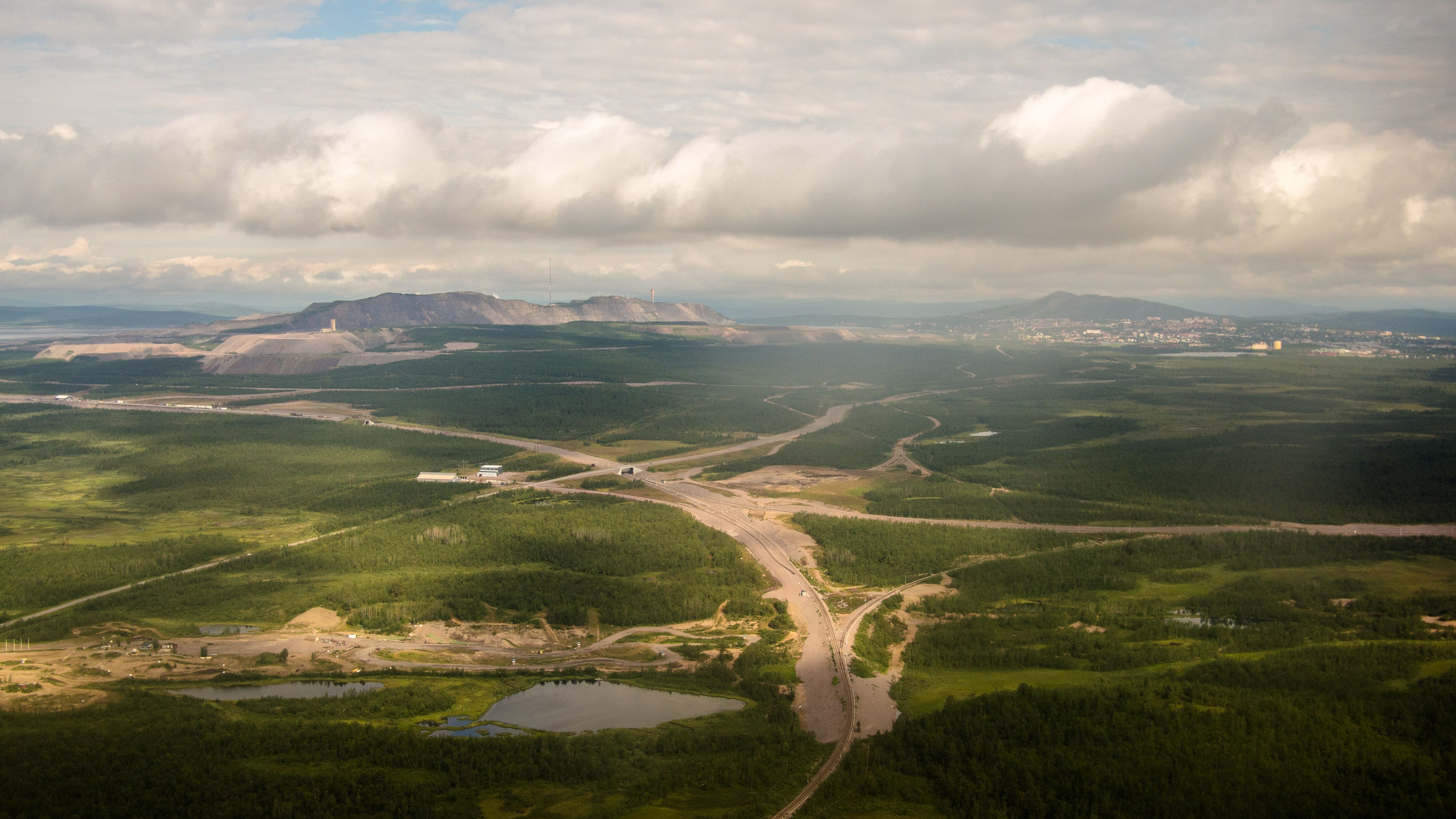 Flygfoto över Kiruna med gruvan i centrum