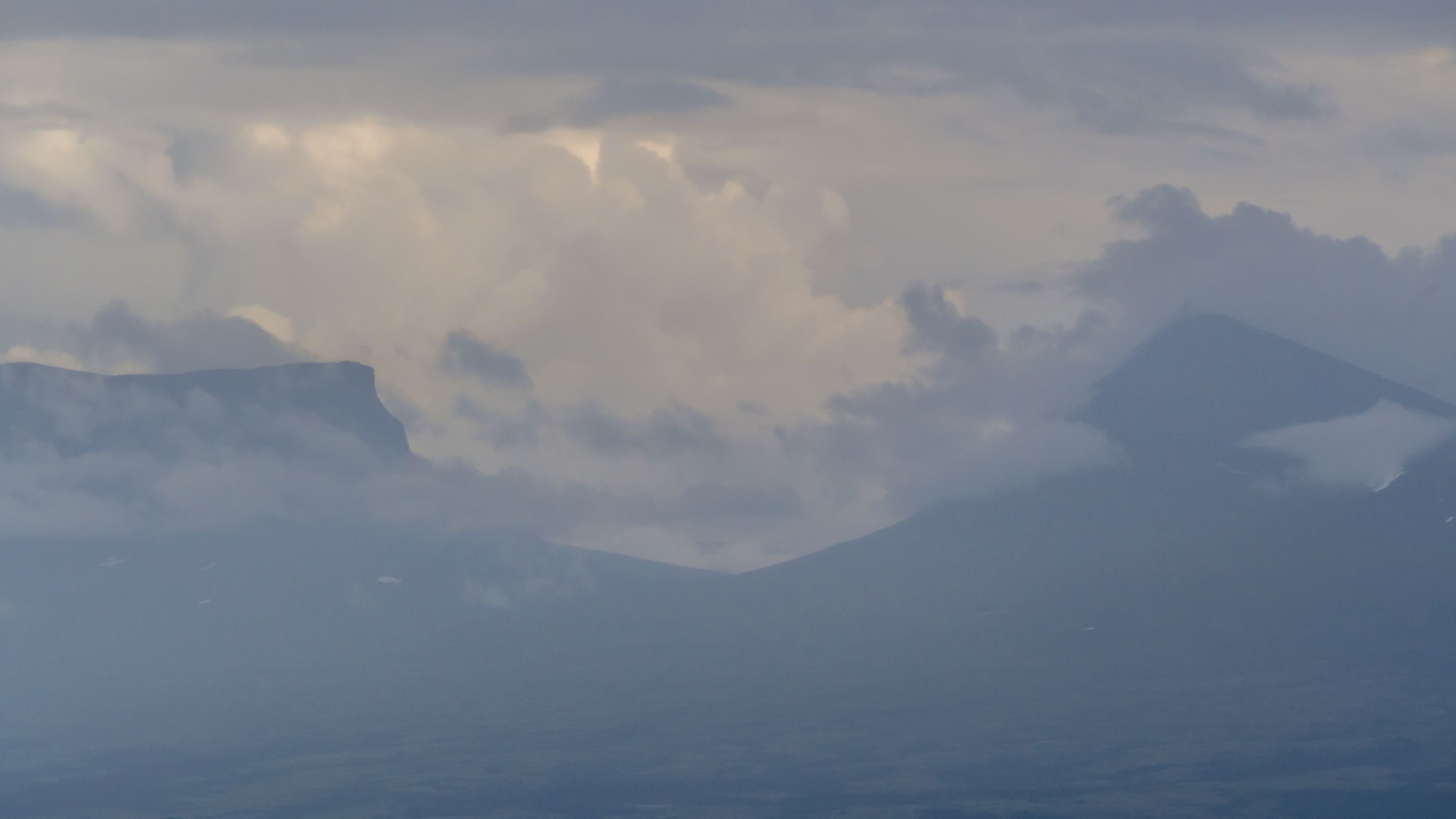 Lapporten sedd från avstånd nästan helt dold av moln