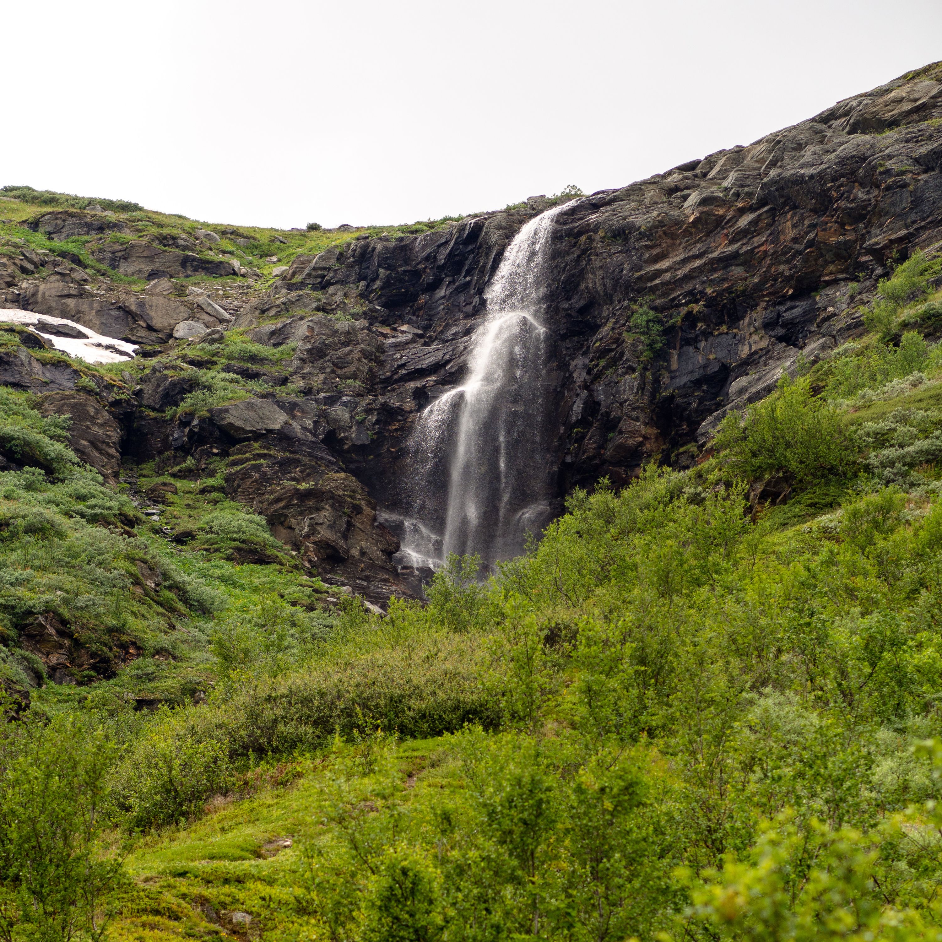Ett vattenfall sett nedifrån Nuolja