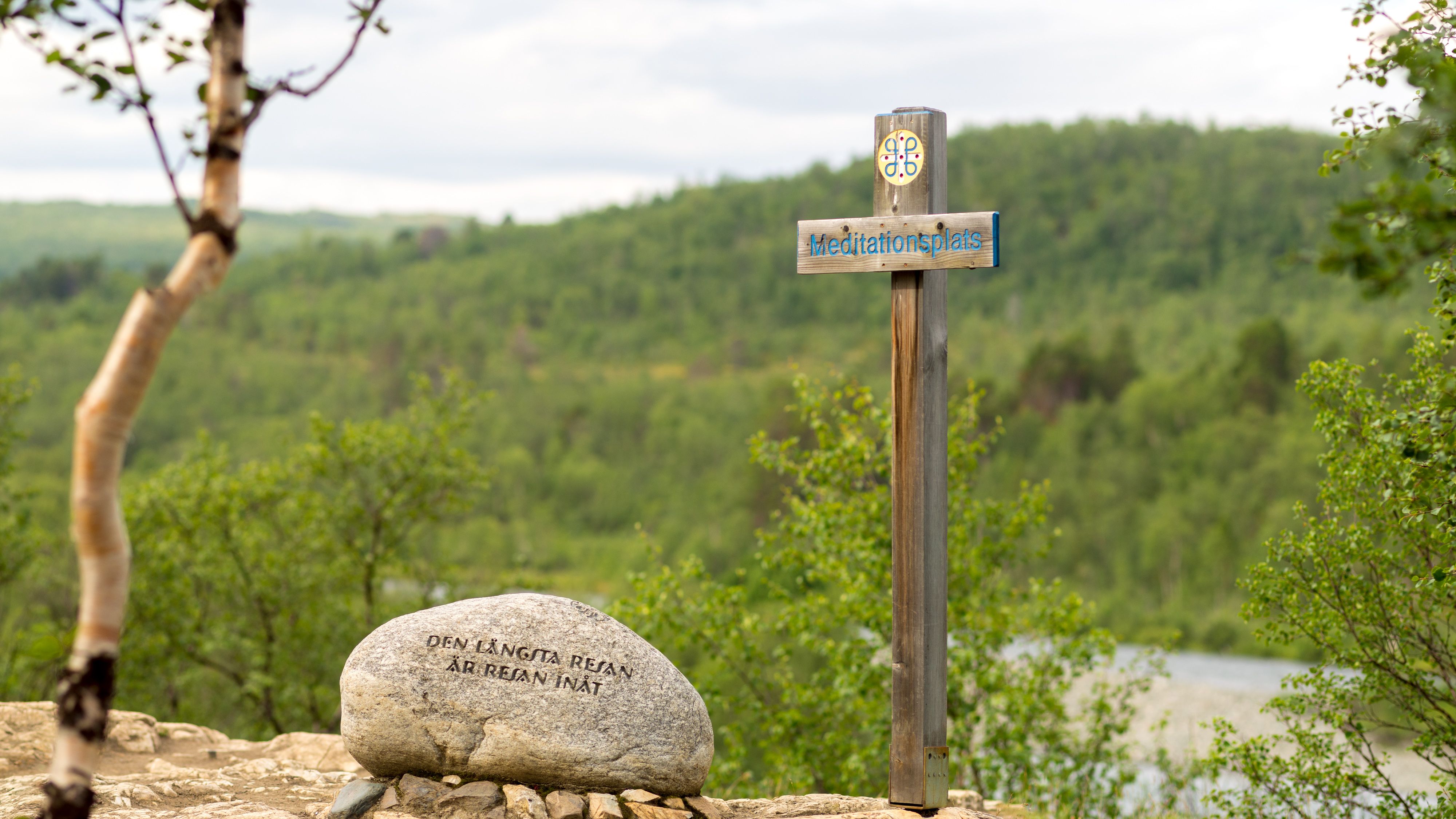 En meditationsplats på Kungsleden. På bilden är det en sten som det står citatet “Den längsta redan är resan inåt” från Dag Hammarskjöld.