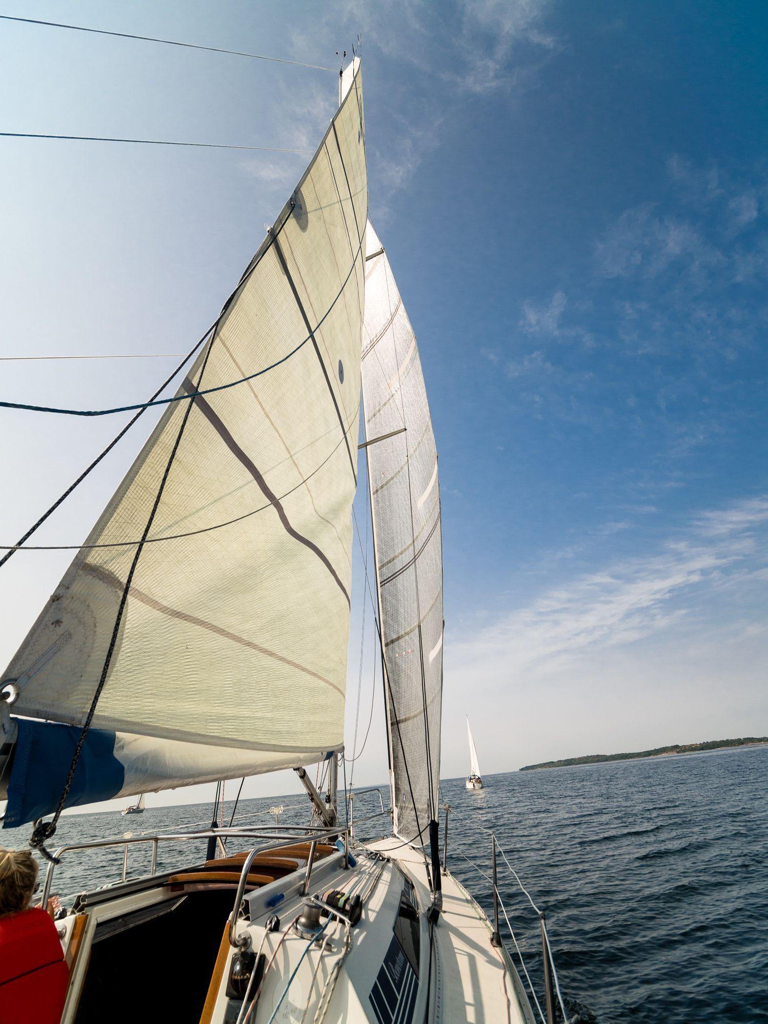 En segelbåt med hissade segel.