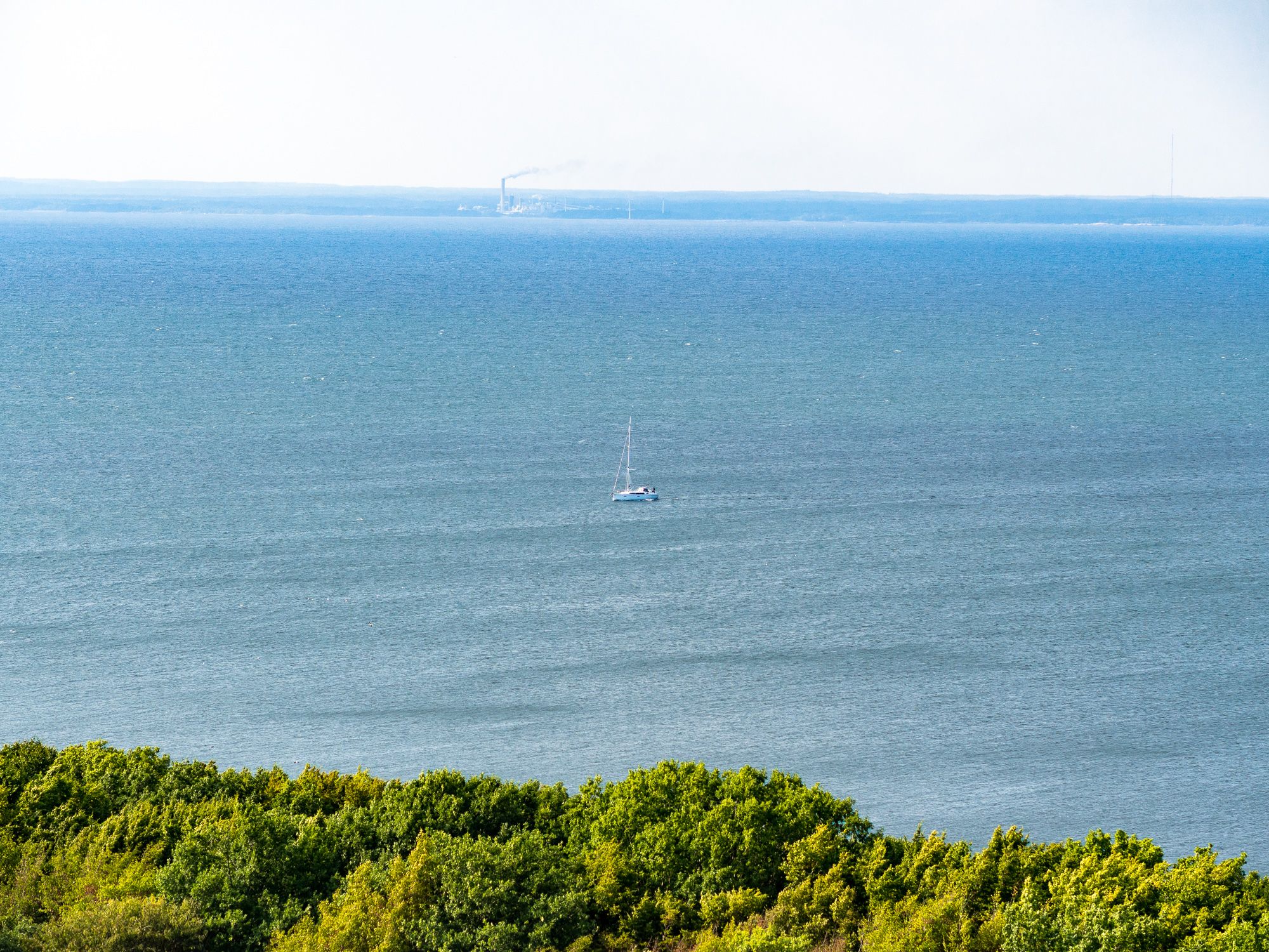 En bild på en ensam segelbåt på vattnet mellan Karlshamn och Hanö.