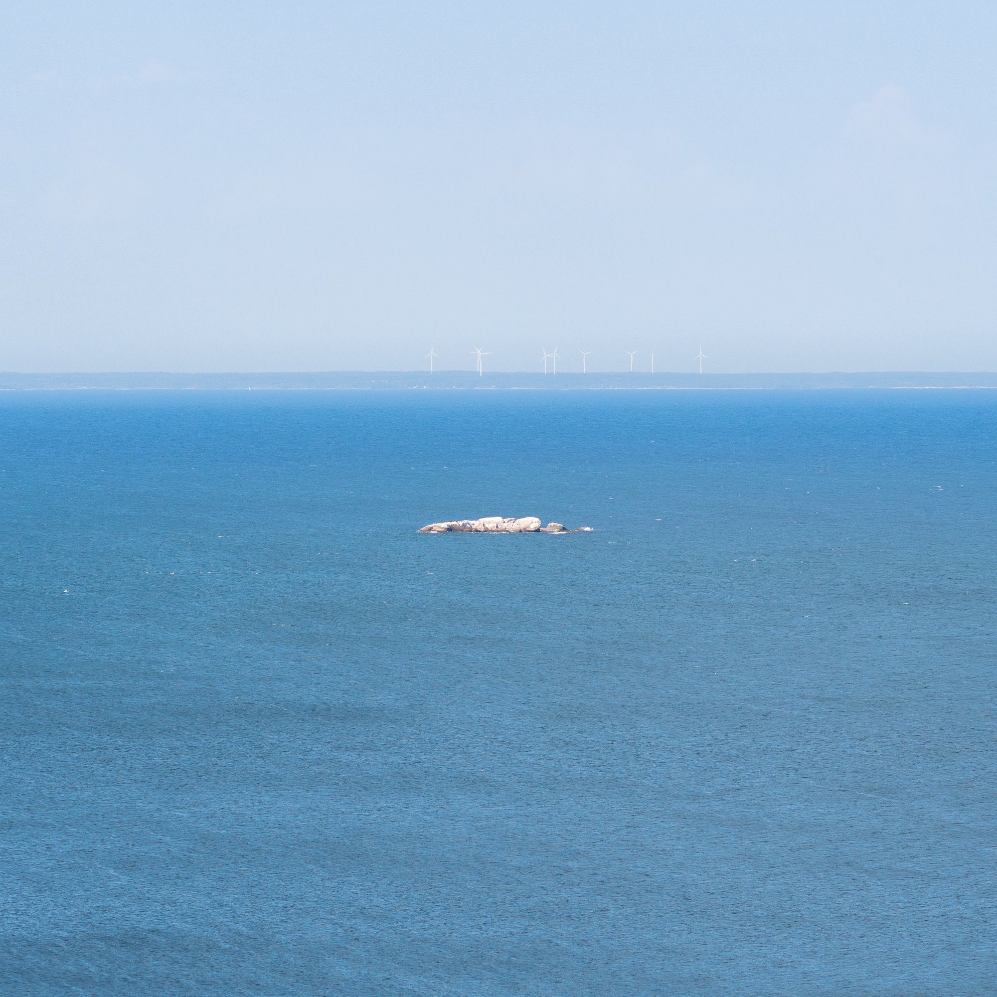 En ö i form av lite stenar i vattnet mellan Karlshamn och Hanö