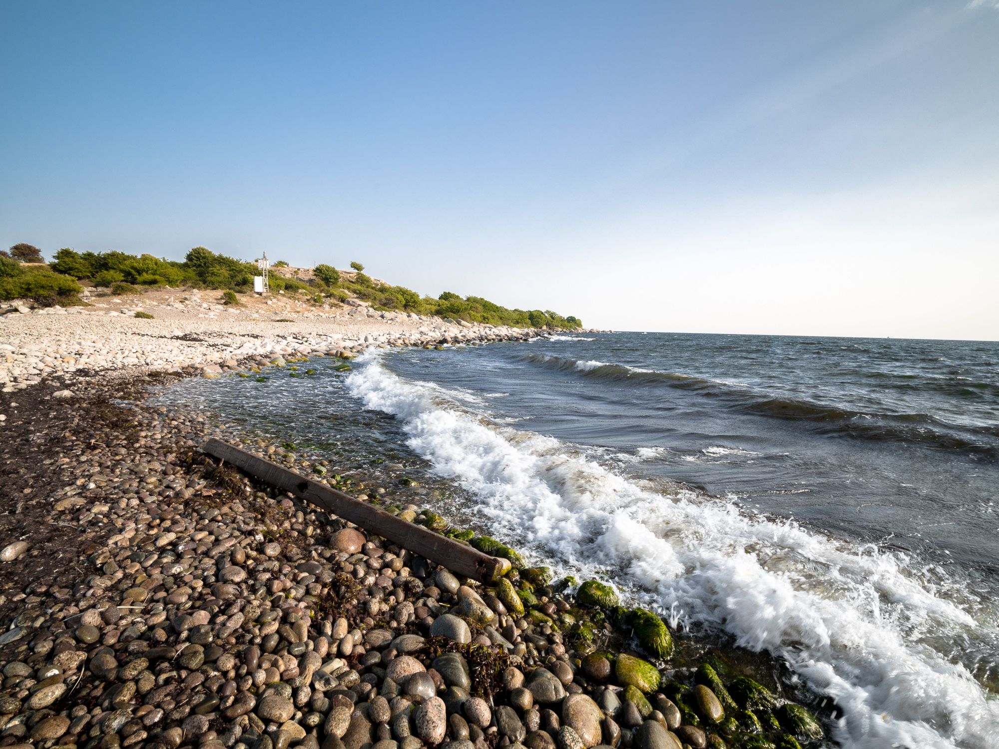 Vågor som slår in över en stenig strand