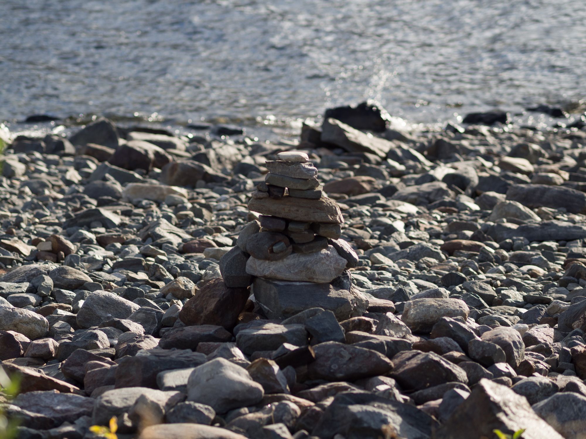 En stapel med stenar på en stenstrand