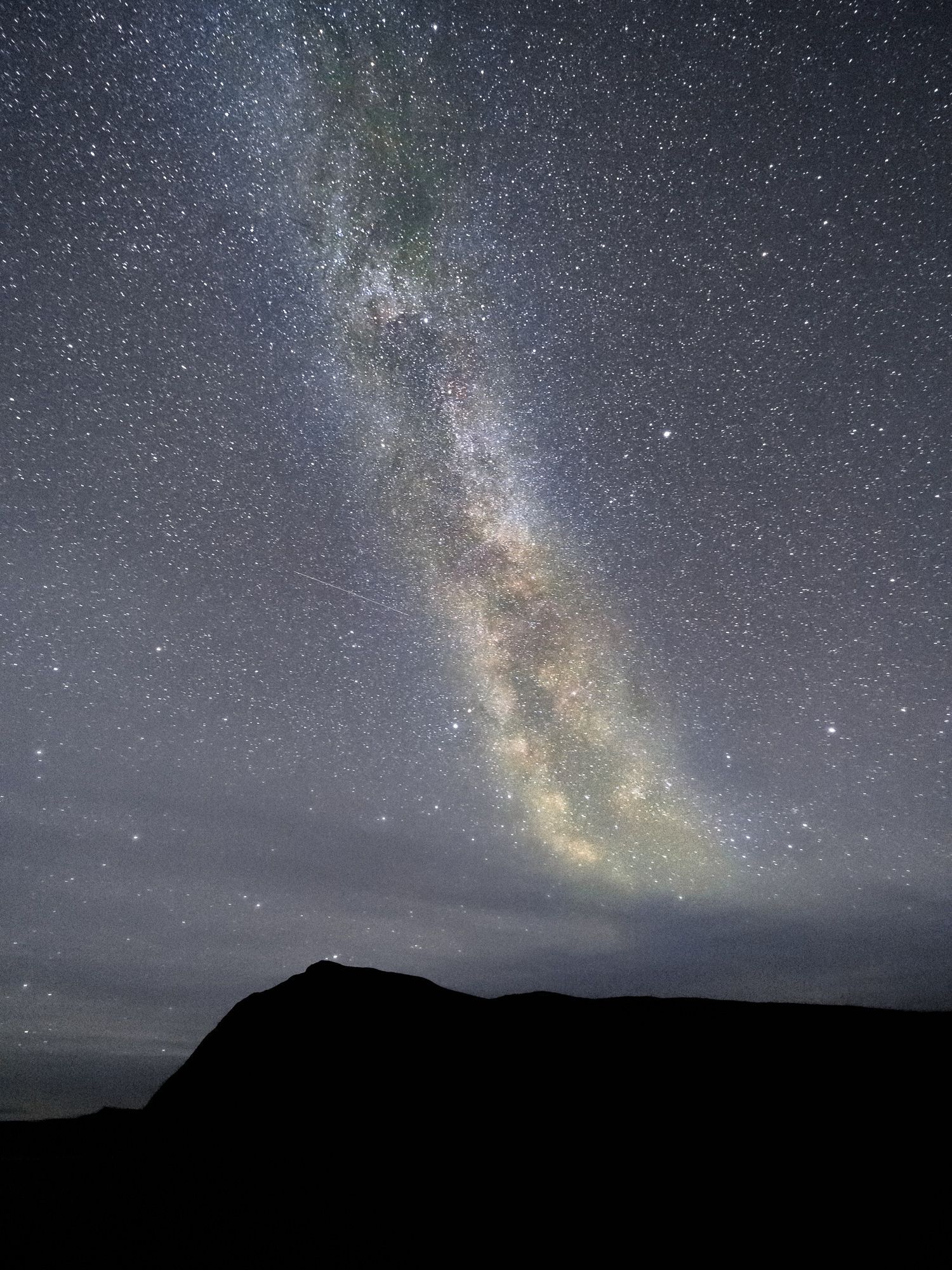 Vintergatan över Borgafjäll som syns som en siluett mot stjärnhimlen