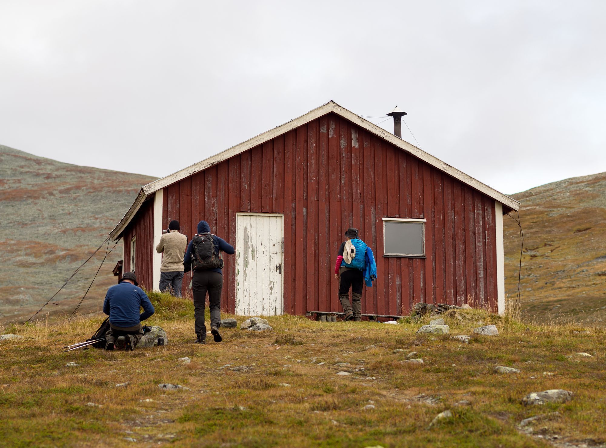 En röd stuga uppe på Klöverfjället