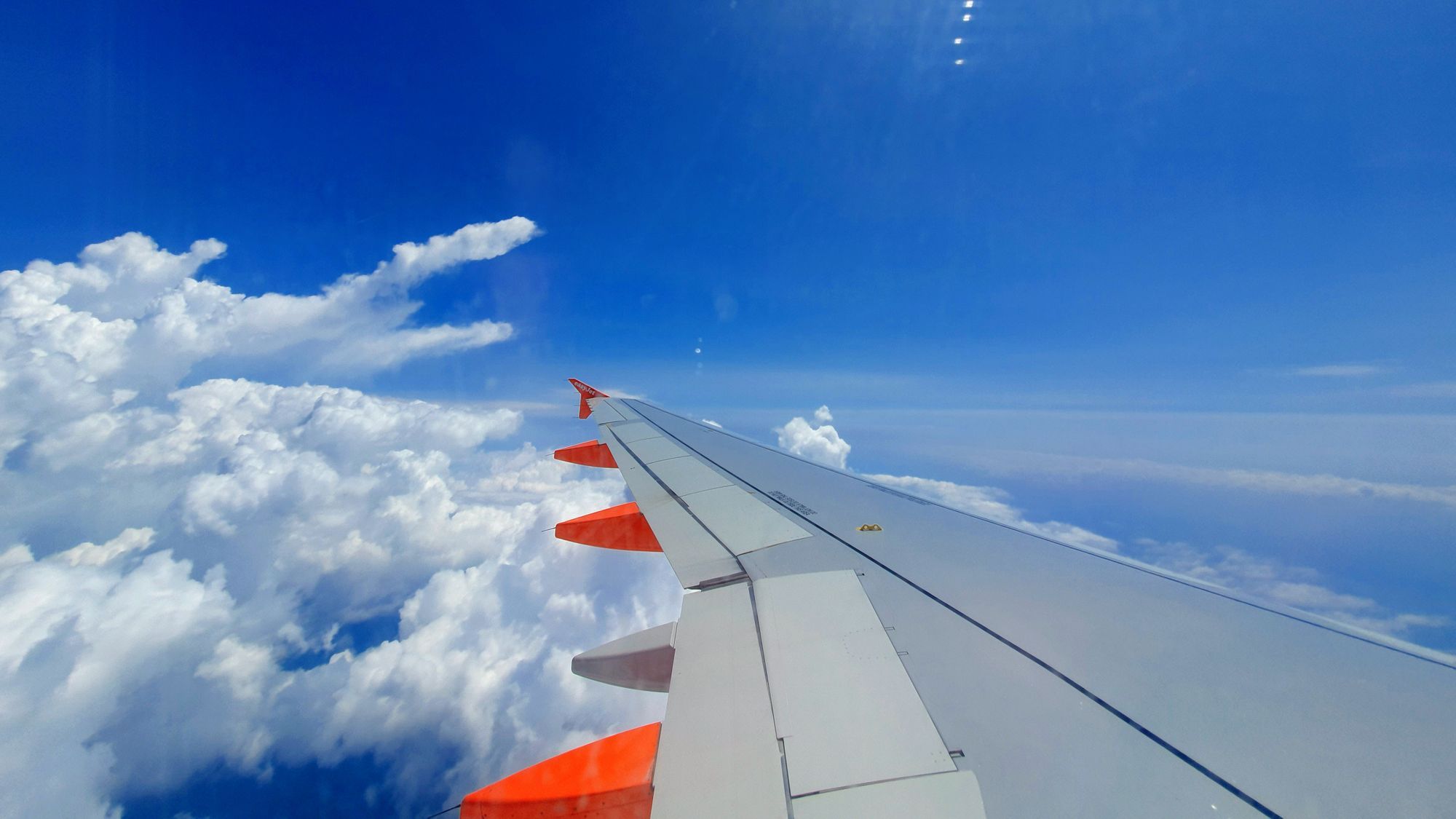 En flygplansvinge sett inifrån planet.
