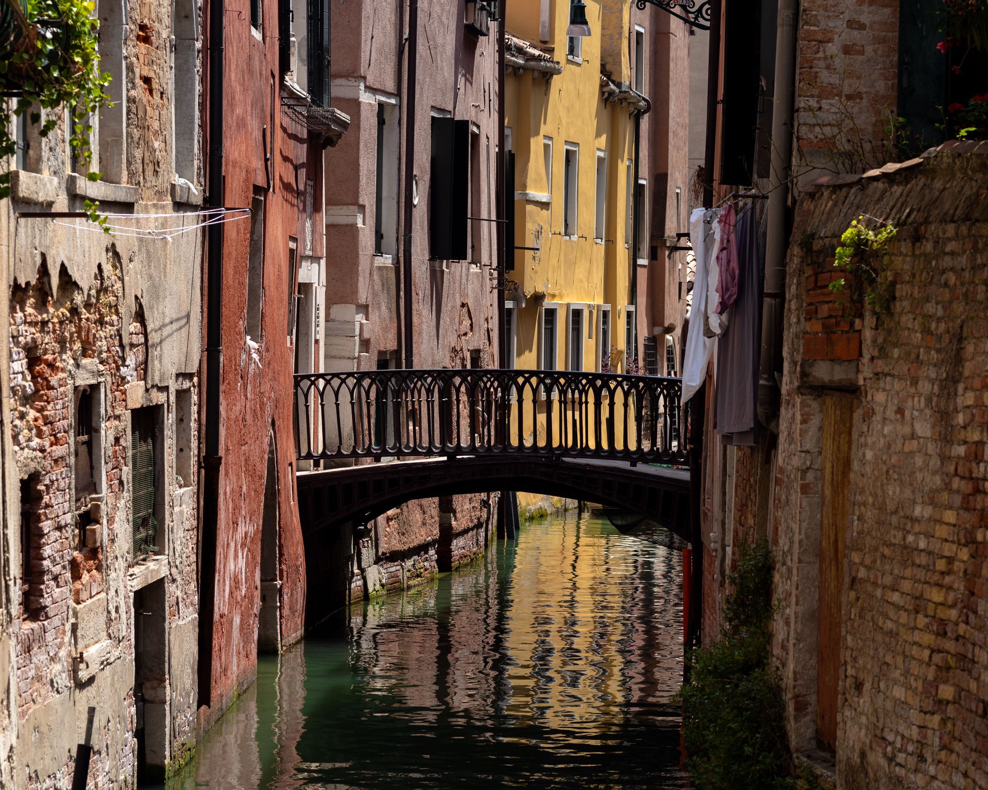 En bro över en smal kanal