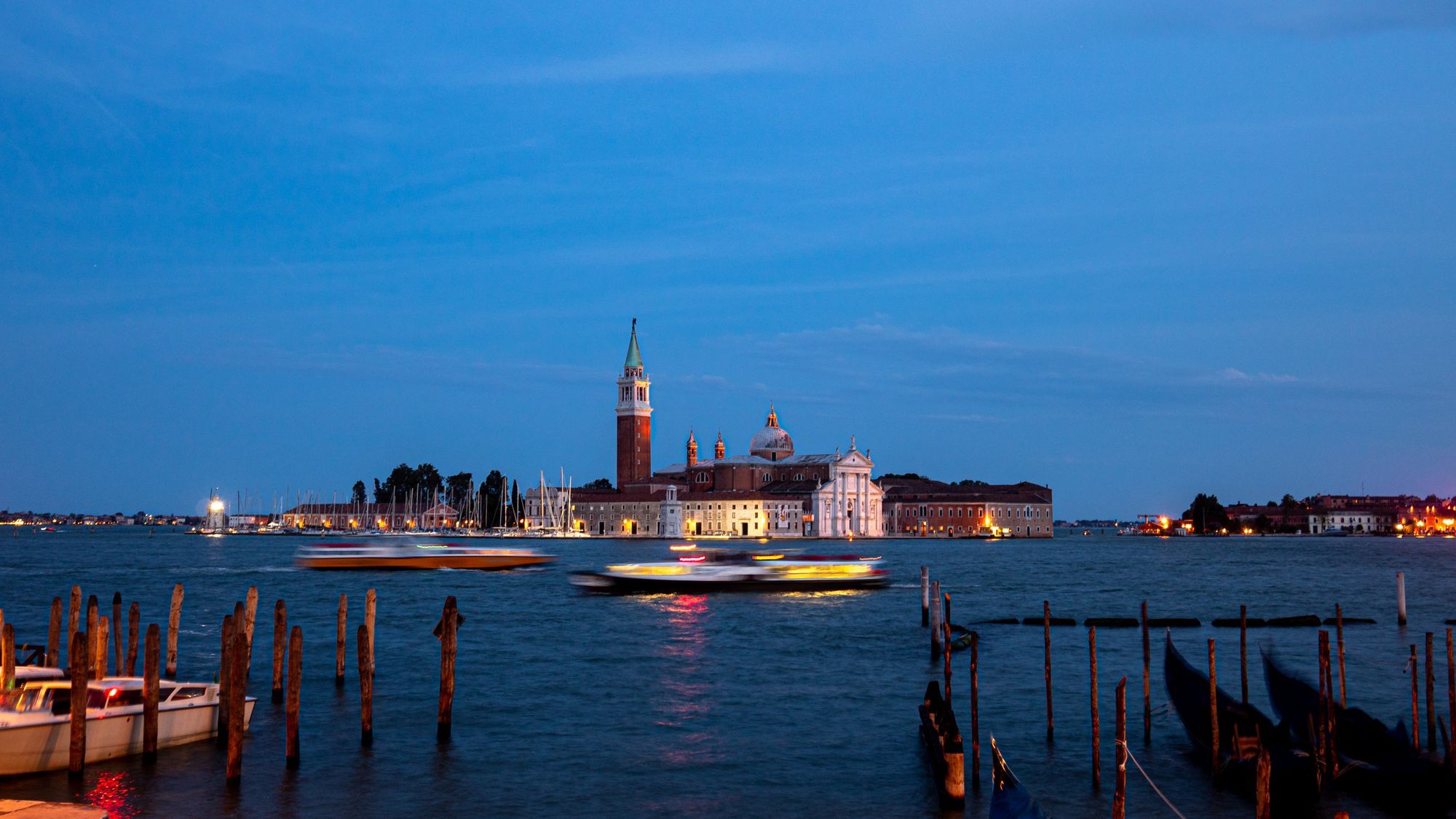 Ön 
San Giorgio Maggiore i Venedig vid skymning