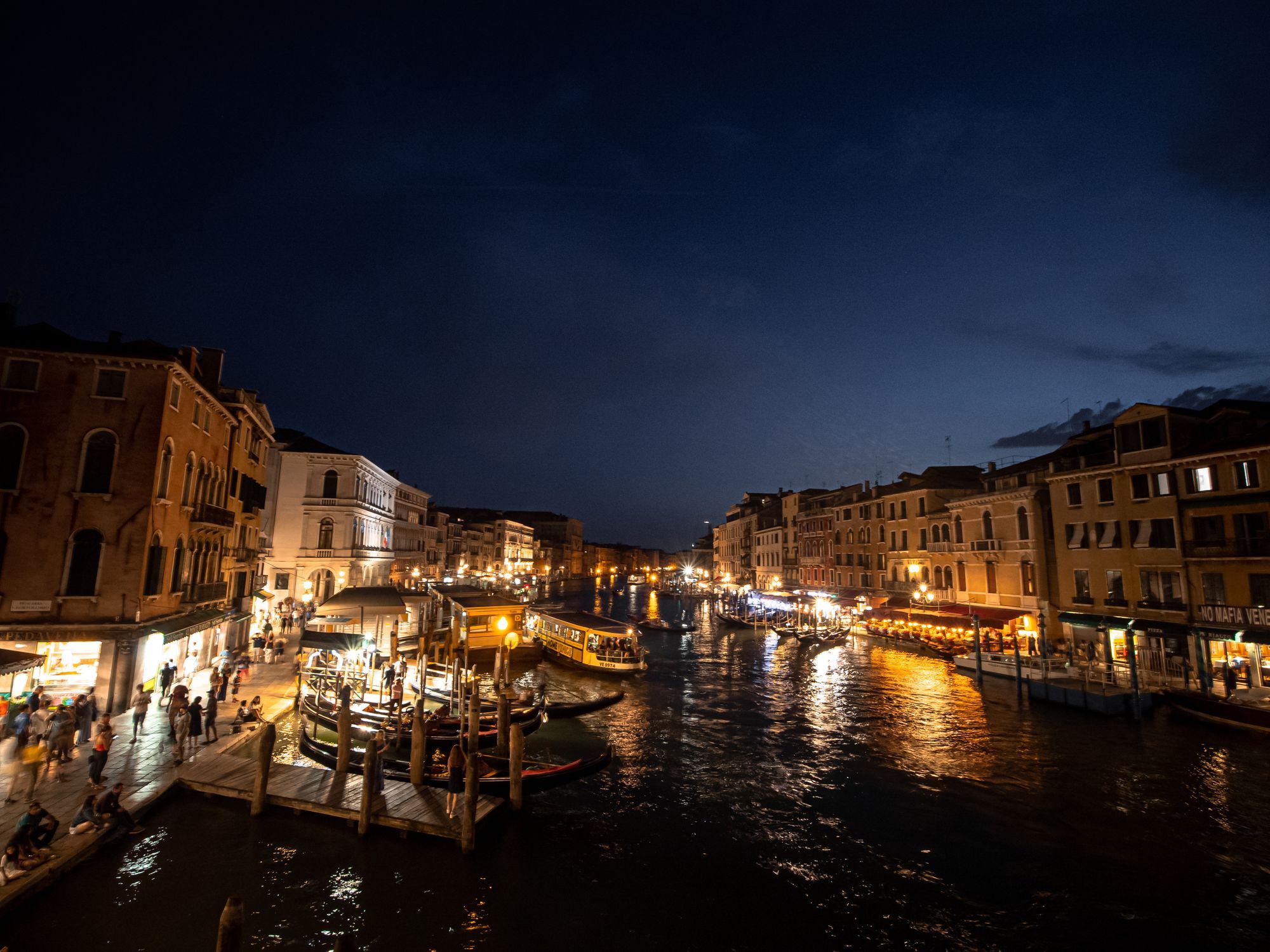 Canal Grande vid skymning sett från Rialtobron