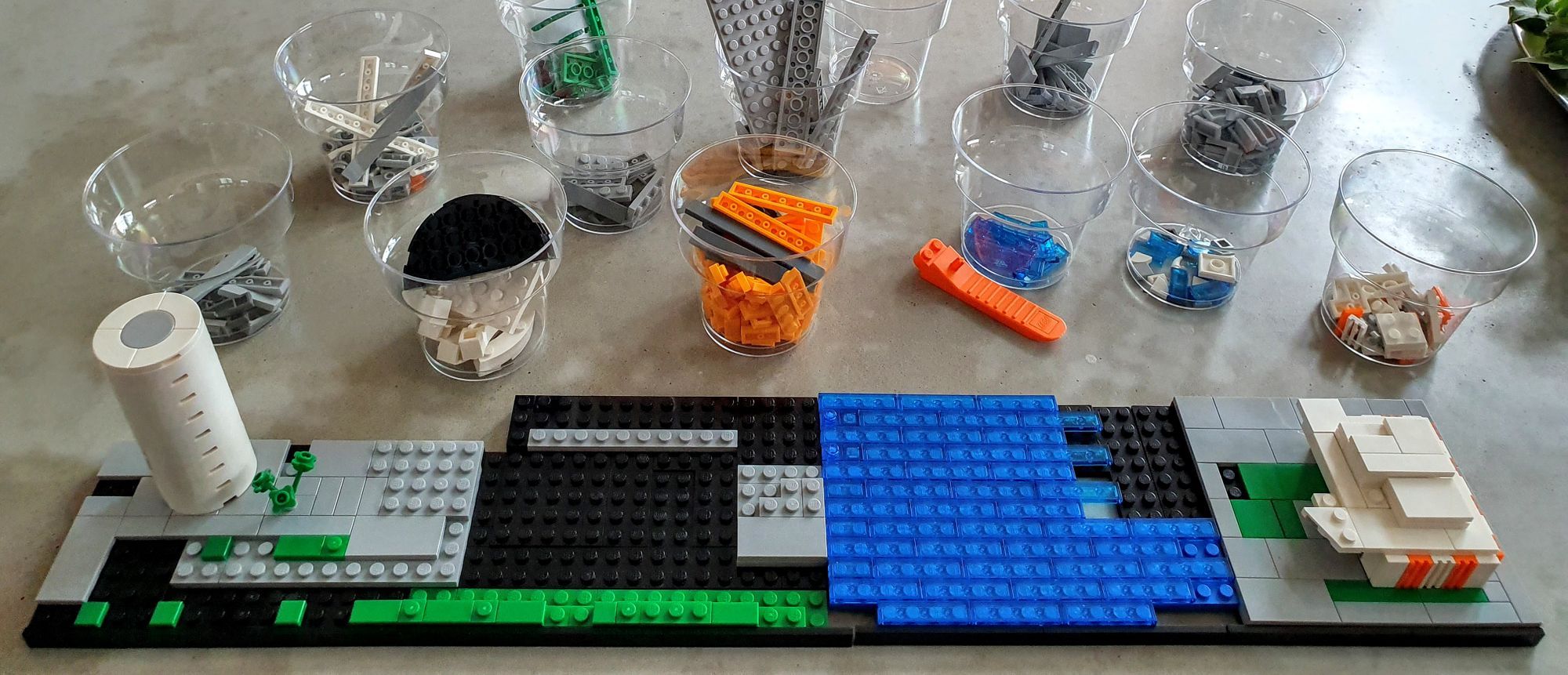 En halvbyggd LEGO-modell