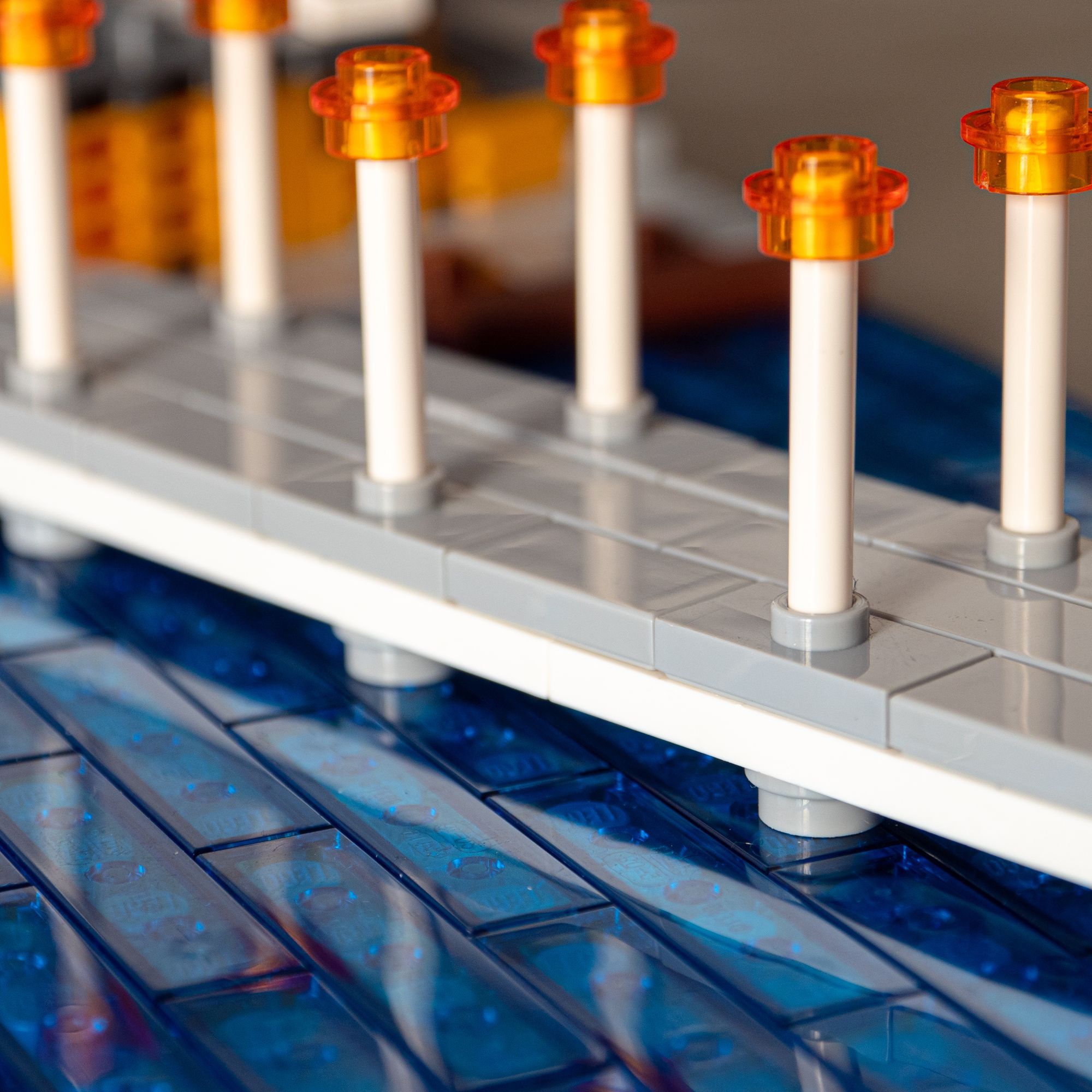 Närbild på Munksjöbron i LEGO