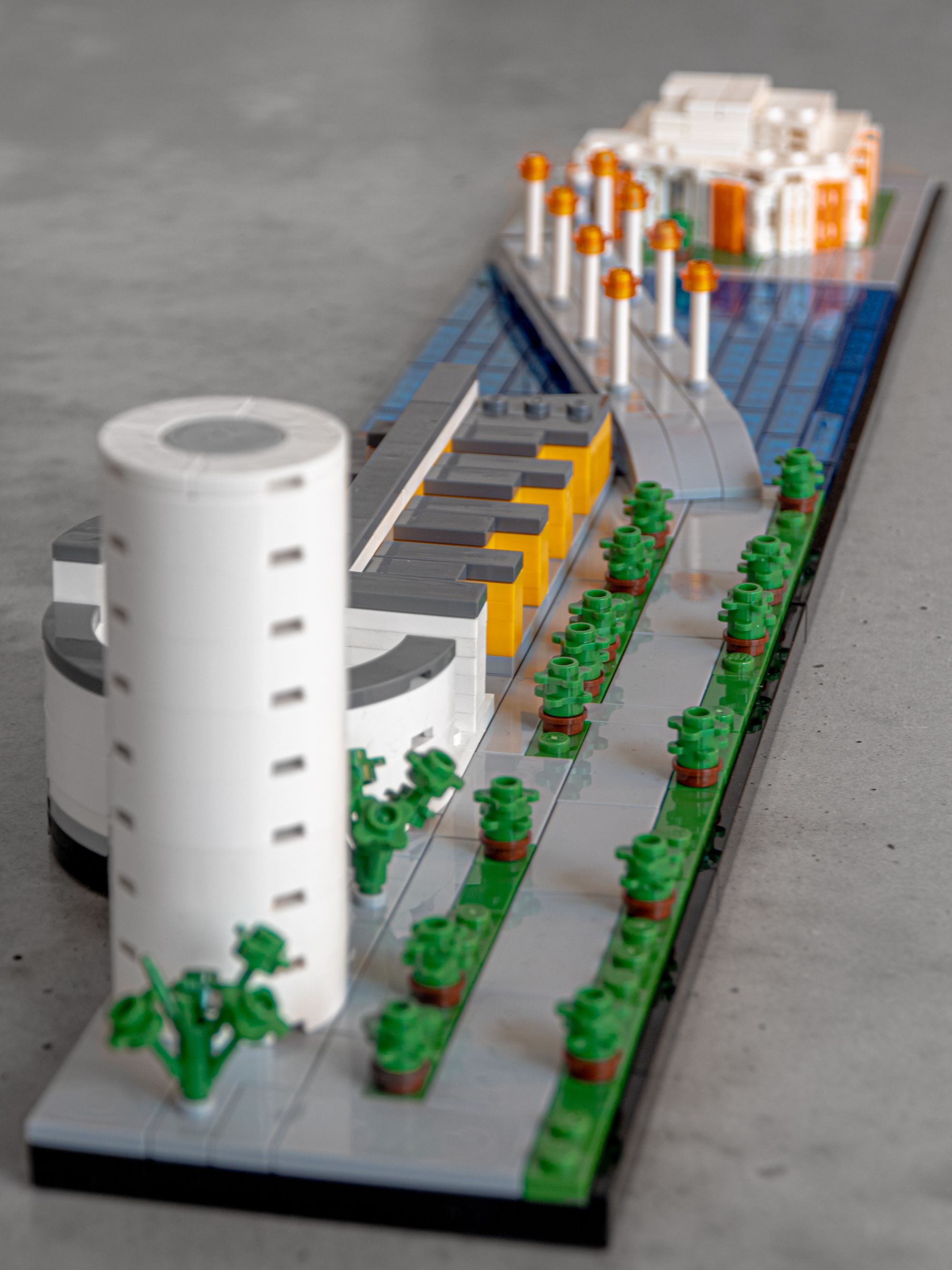 En bild på en LEGO-modell över Jönköping från sidan