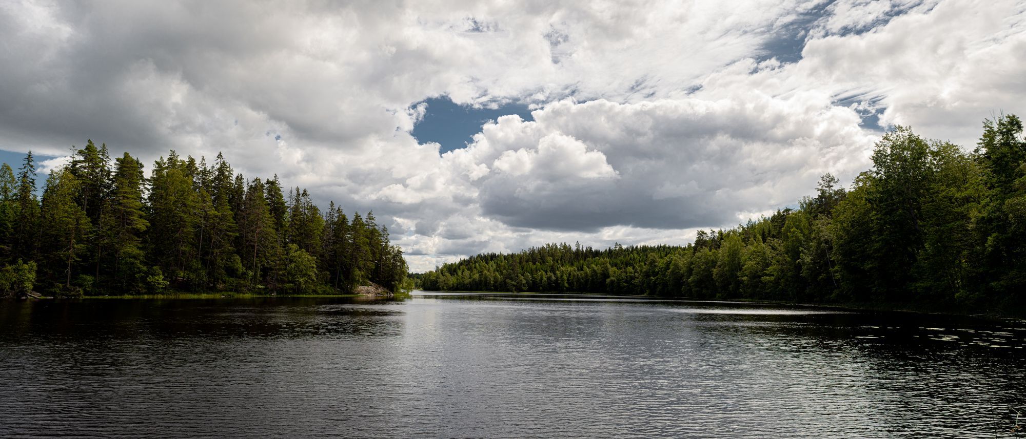 Pukasjön under en molnig himmel