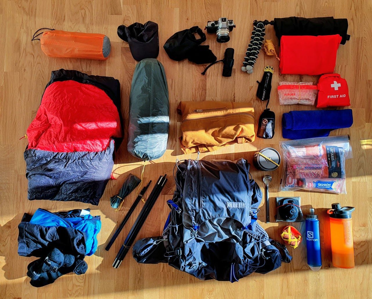 Bild på vandringsutrustning som ligger utspritt på ett golv