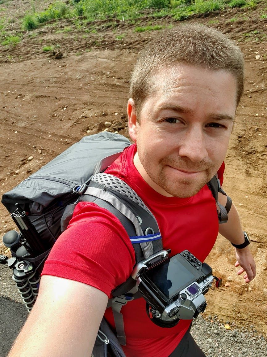 Selfie på Gustav i röd tröja och vandringsryggsäck.