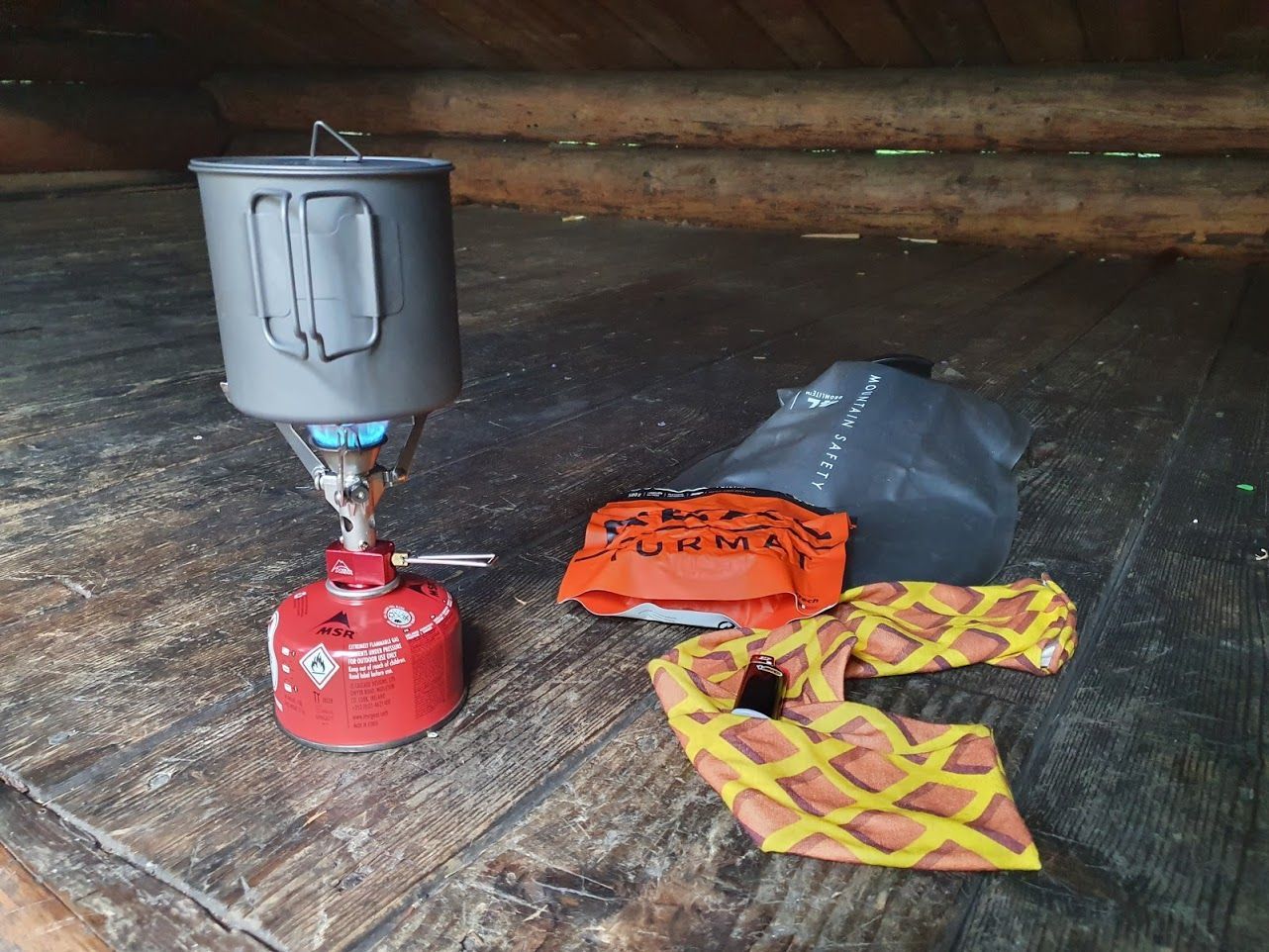 Ett friluftskök med ett paket frystorkad mat bredvid.