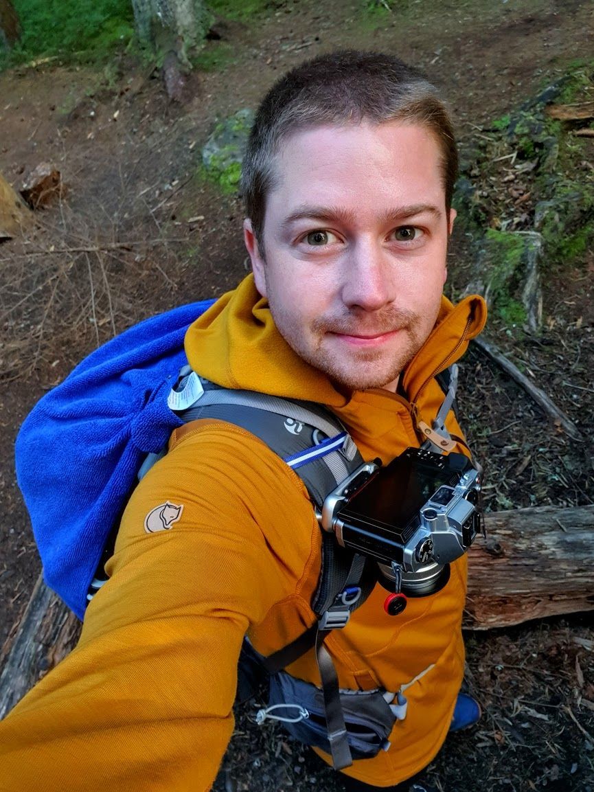 En selfie på Gustav iförd en brandgul fleecetröja och ryggsäck.