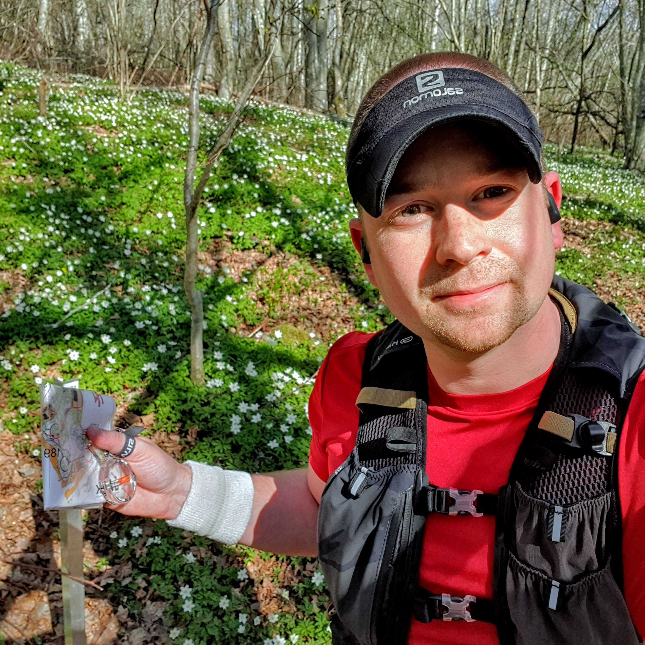 Selfie på Gustav med karta och kompass i skogen