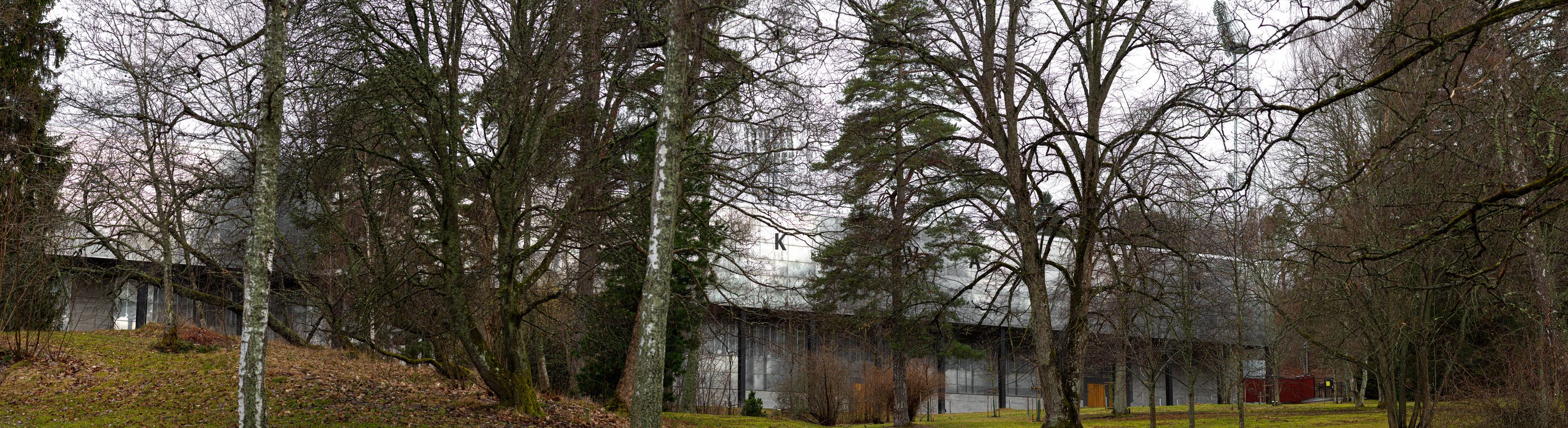 Stadsparksvallen som skymtas bortom en massa träd i Stadsparken i Jönköping