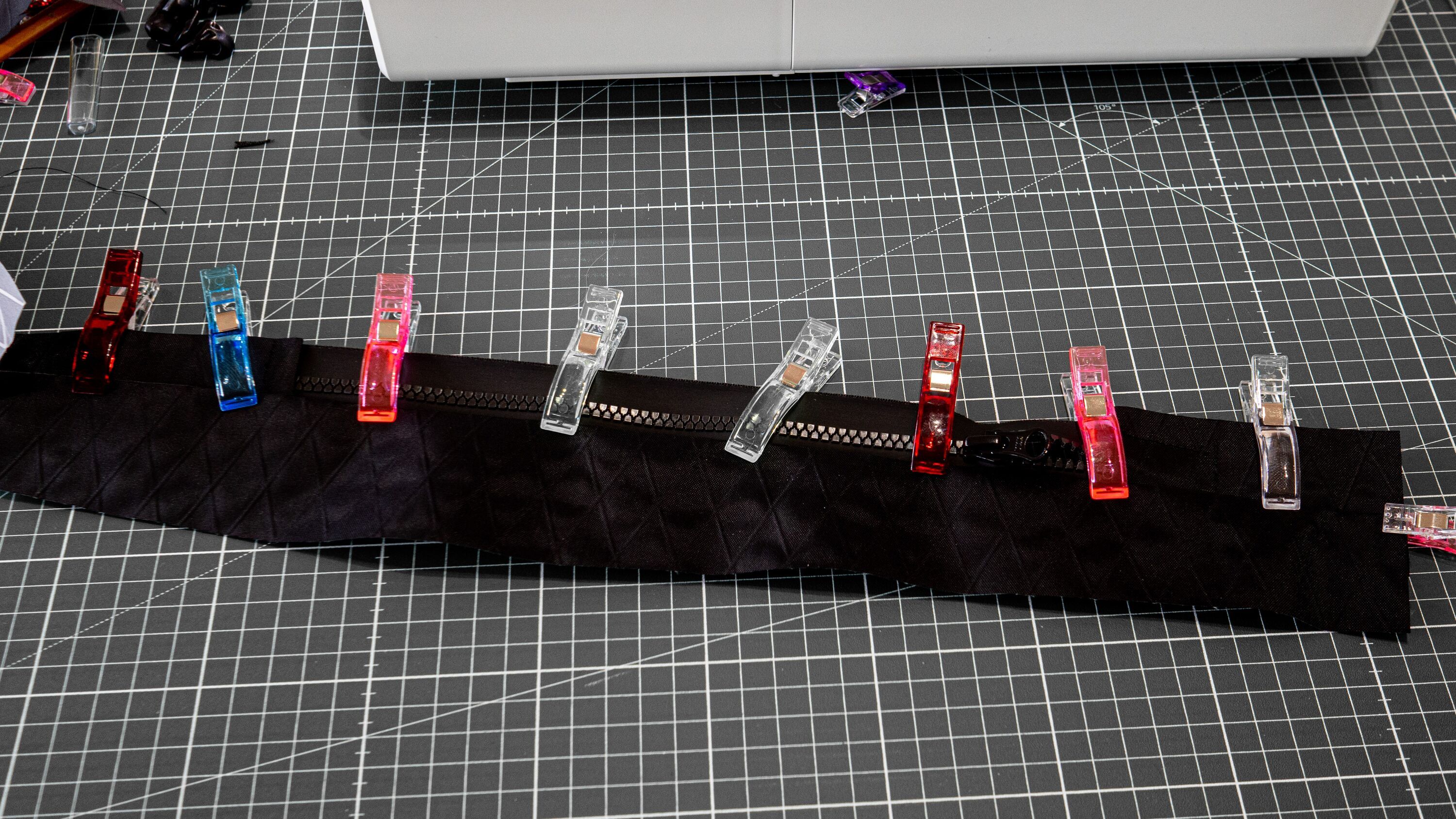 En dragkedja med klämmor som håller fast den på en tygbit