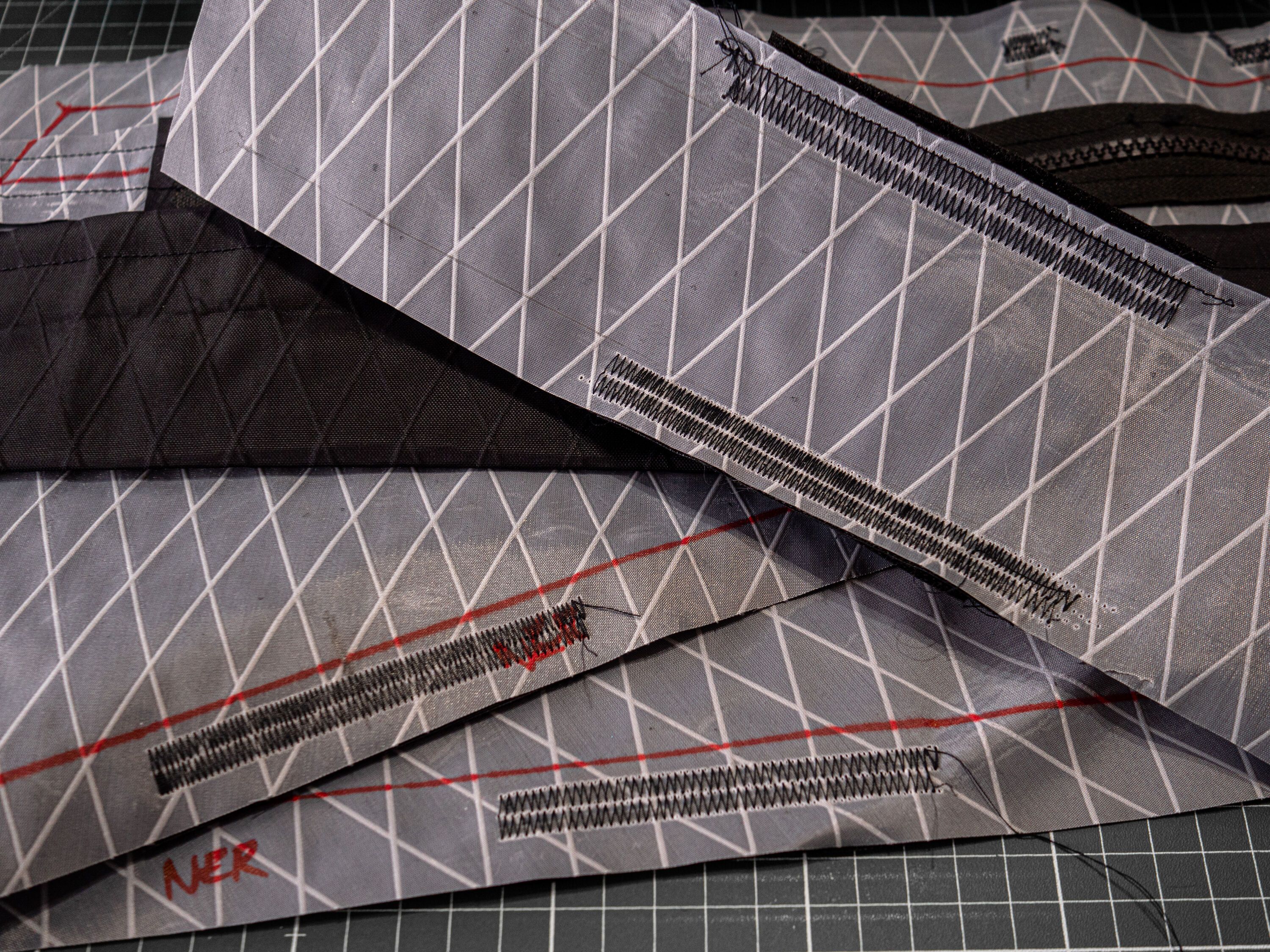 Tygstycken med flera sicksacksömmar vid kanterna