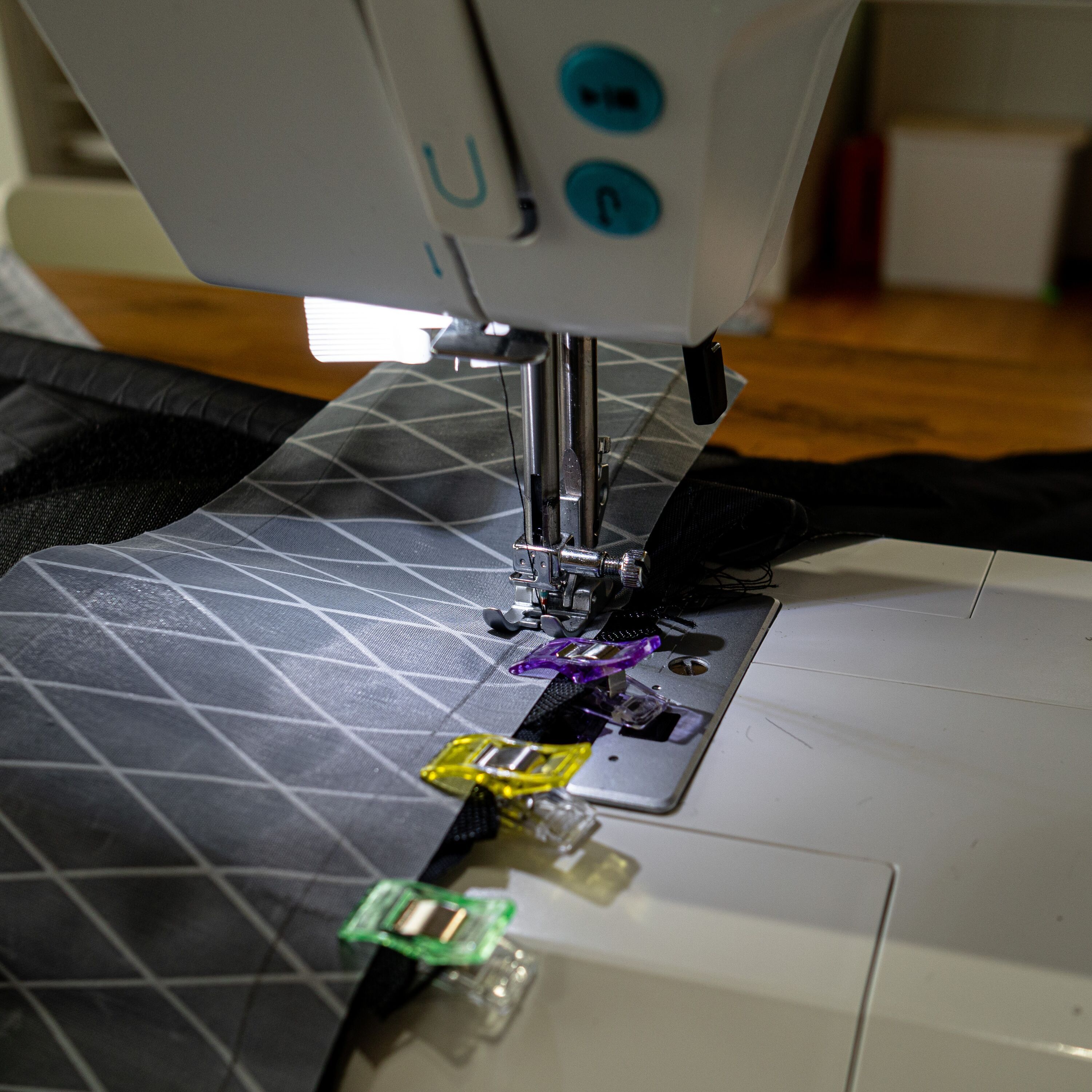 En symaskin som syr på en svar tygbit