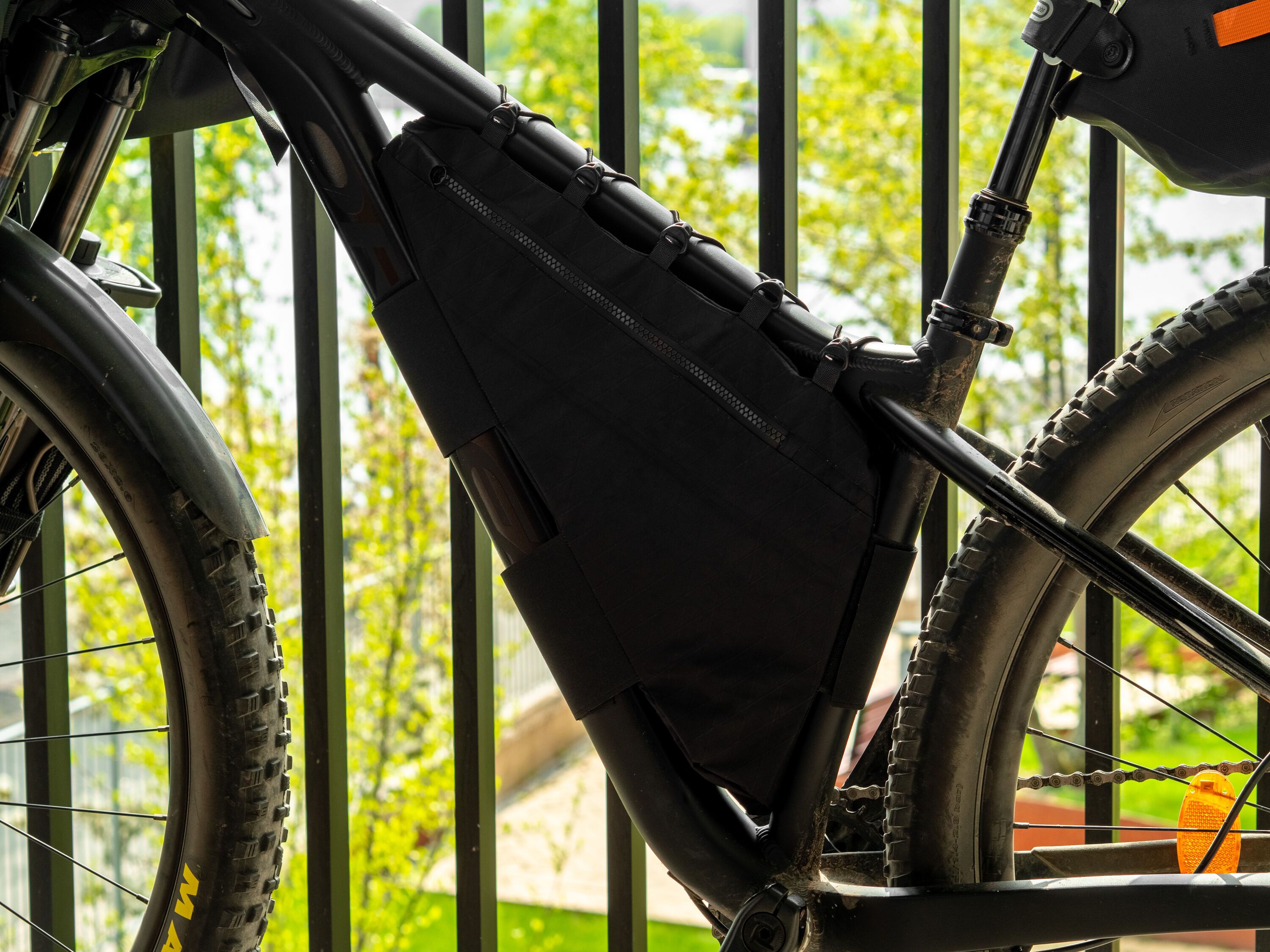 Ramväskan monterad i ramen på cykeln
