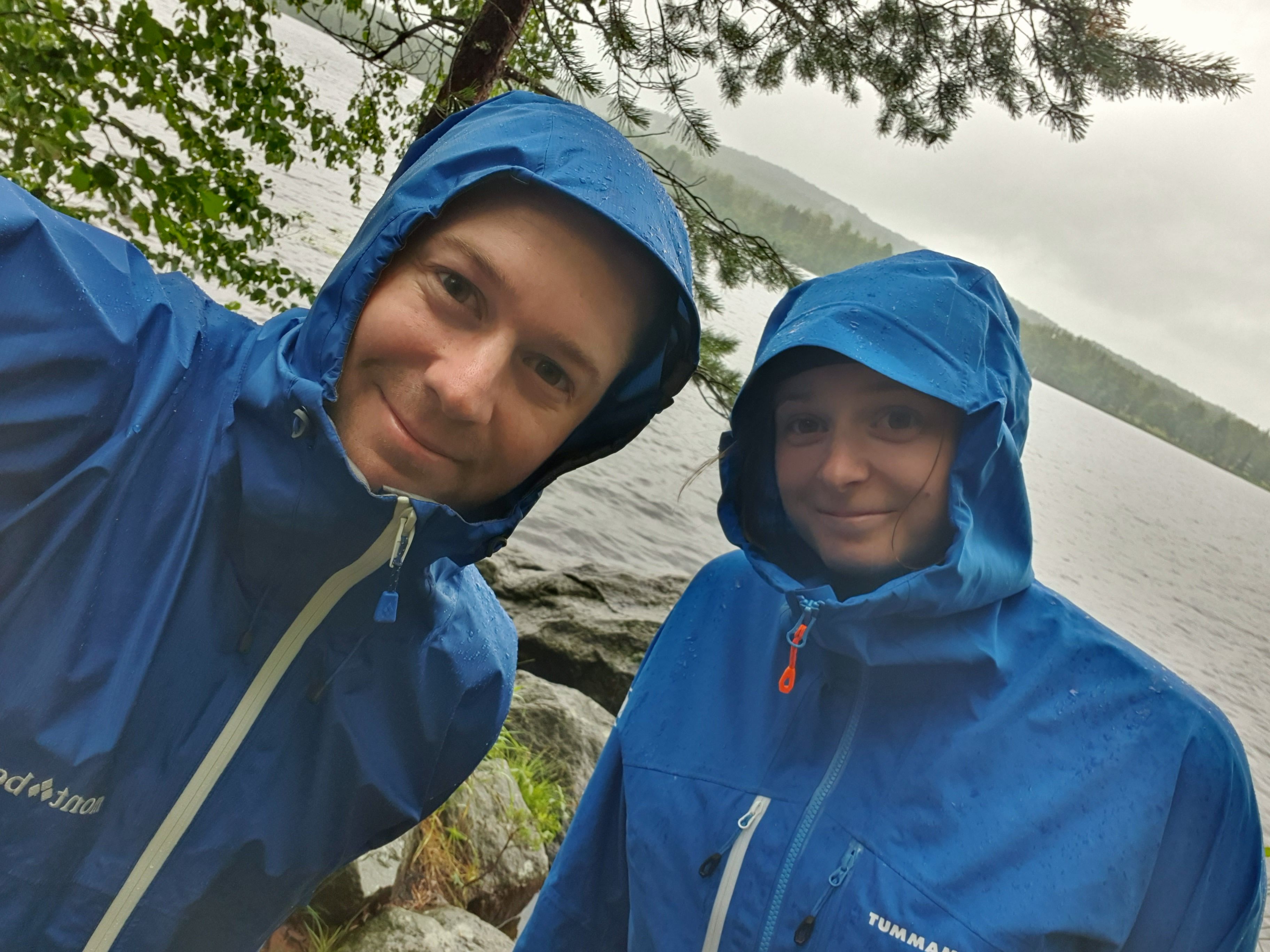 En selfie på Gustav och Josefine i regnkläder med en sjö i bakgrunden