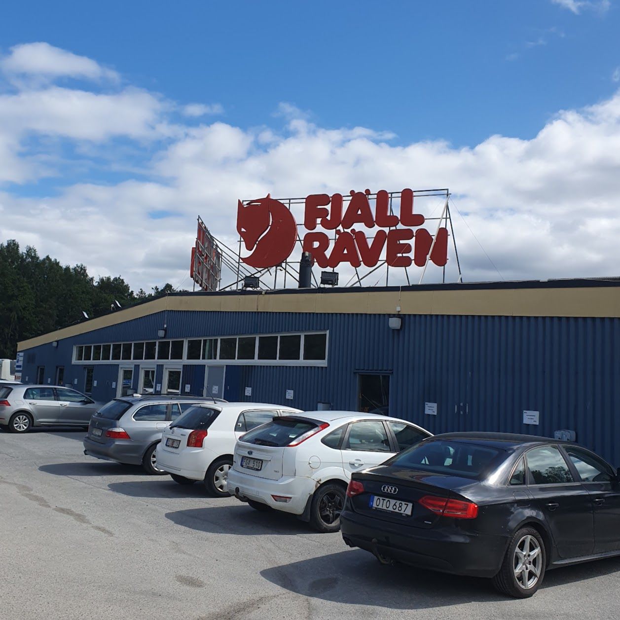 Byggnaden för Fjällräven Outlet med bilar framför