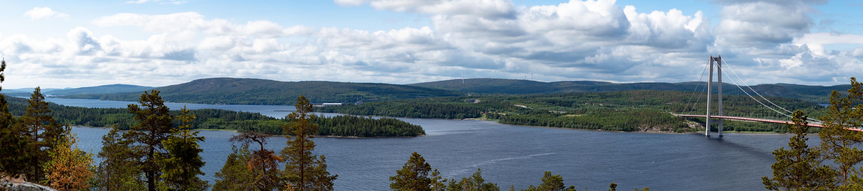 Högakustenbron med Ångermanälvens mynning till vänster i bild