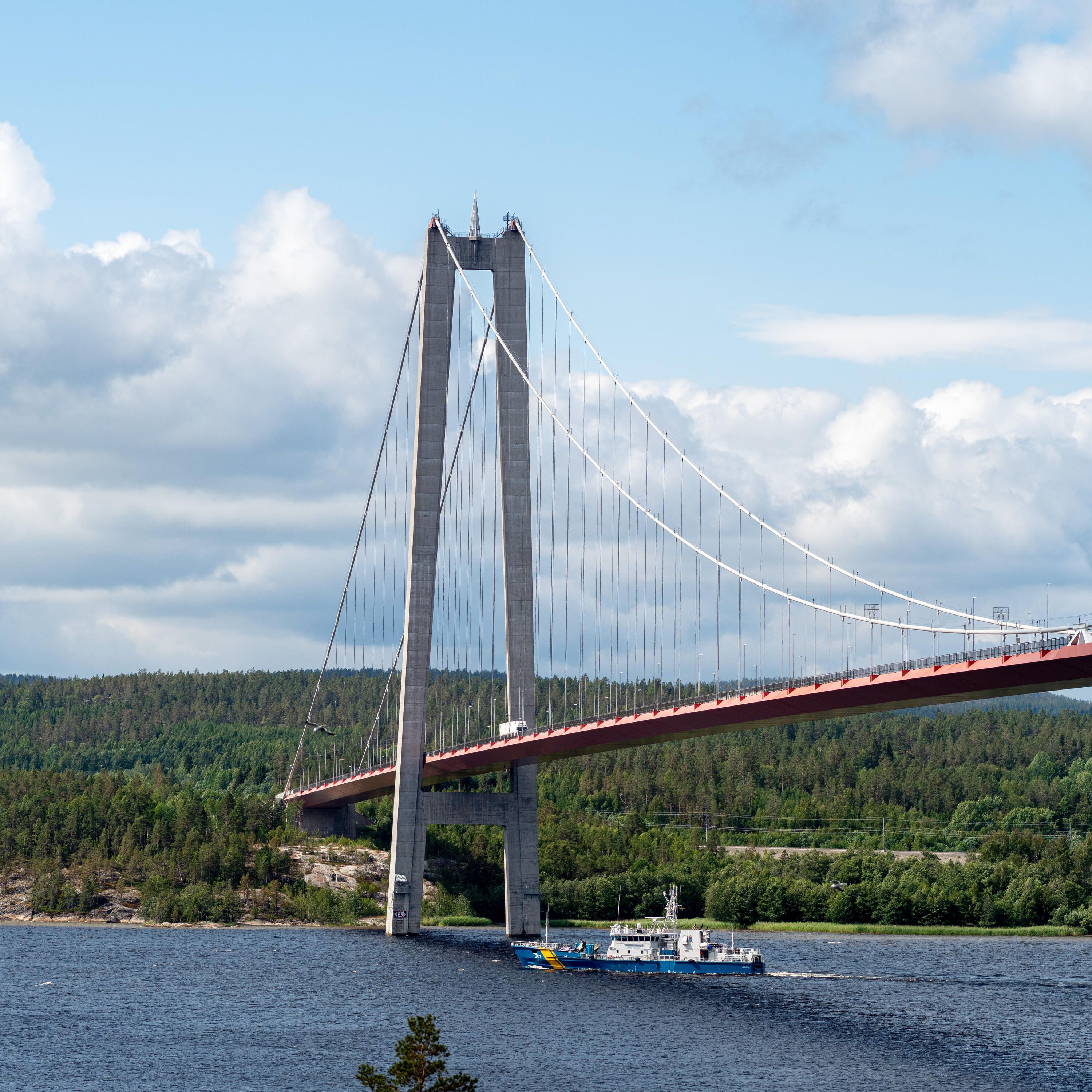En båt från kustbevakningen som kör under Högakustenbron