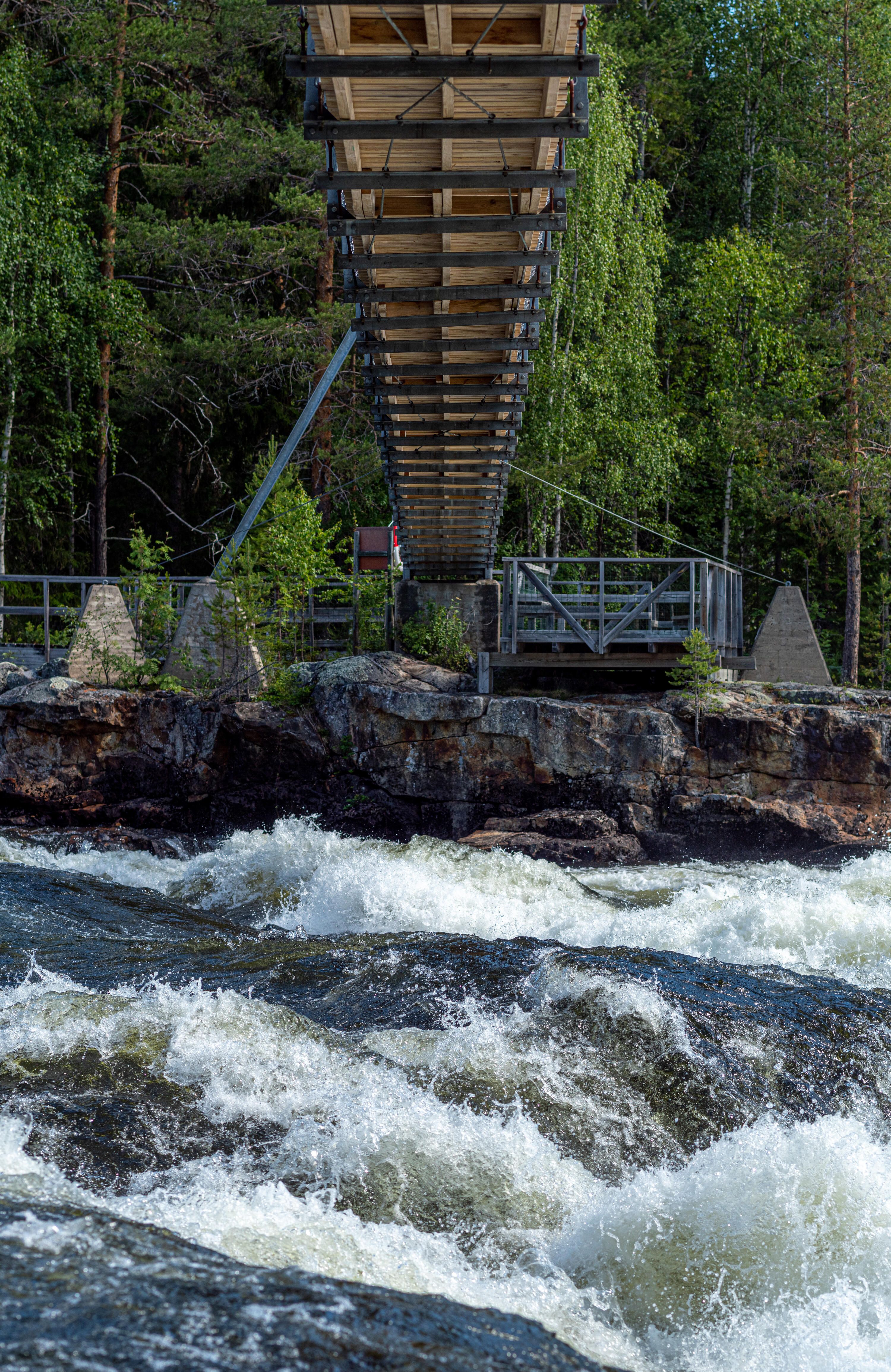 En bro över en fors sedd underifrån