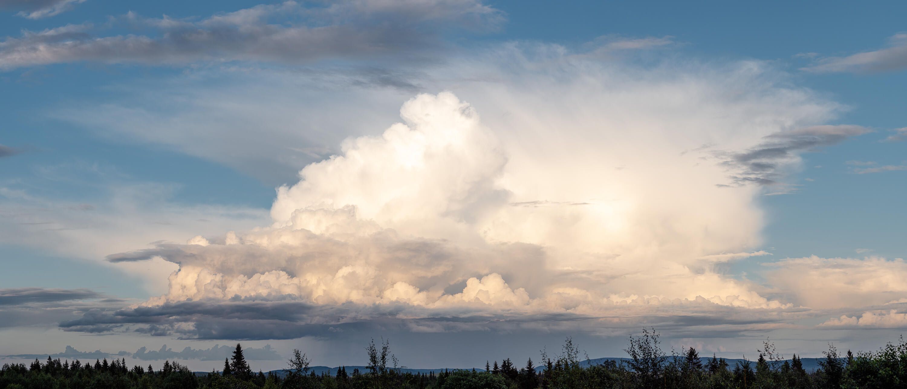 Ett stort åskmoln på en i övrigt blå himmel