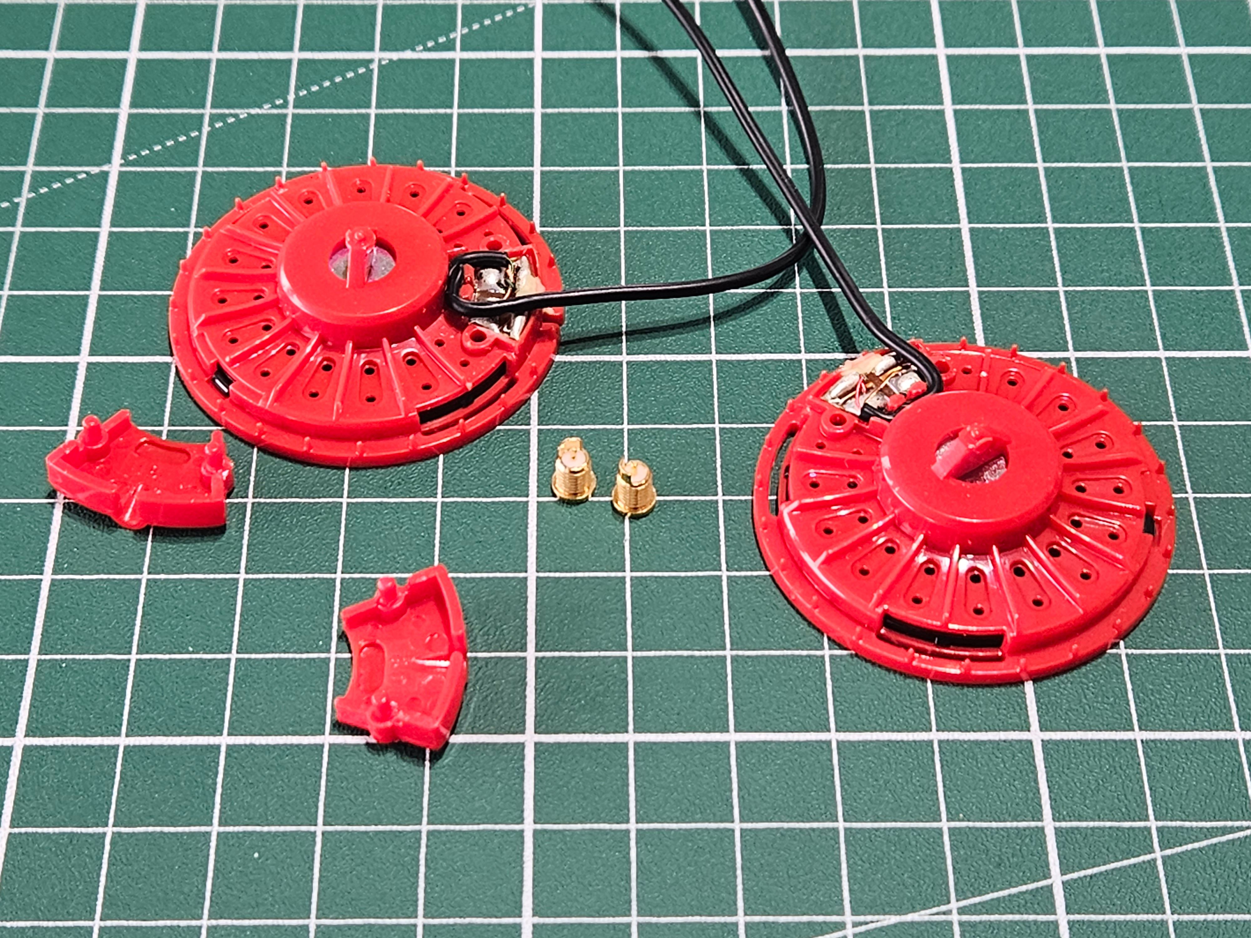 Två element från ett par Koss Porta Pro som ligger i delar