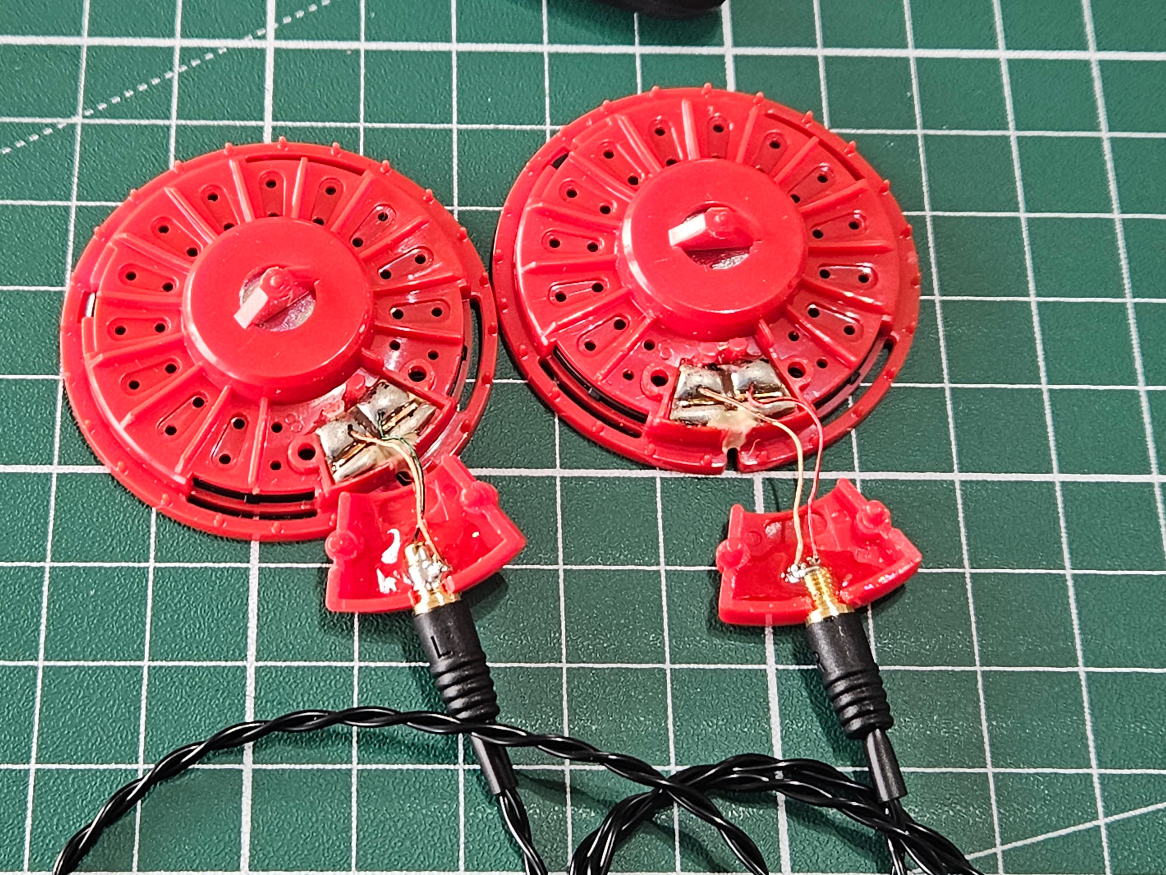 Två element från Koss Porta Pro med MMCX-kopplingar med epoxilim runt.