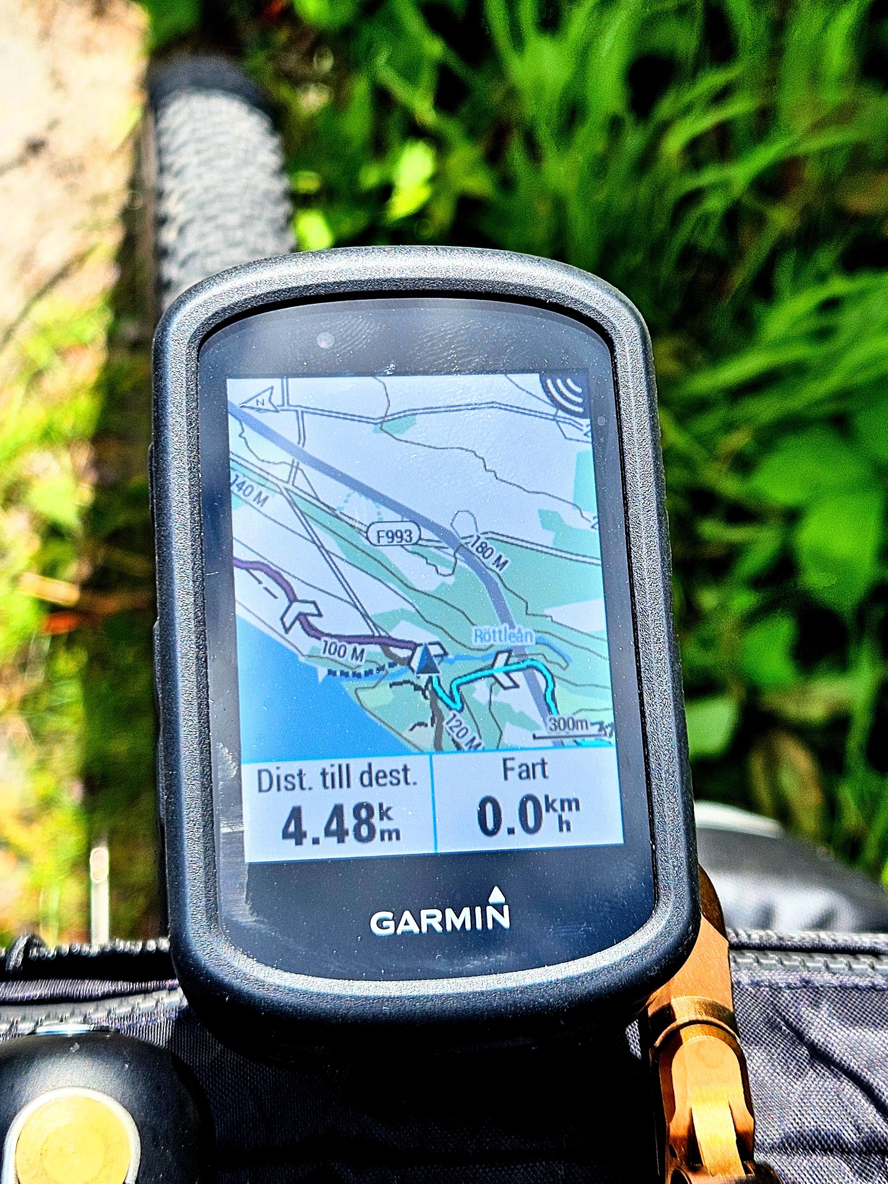 En cykeldator som visar en karta över Röttle. Under kartan såtr det 4,48km kvar till destinationen och 0,0km/h i hastighet