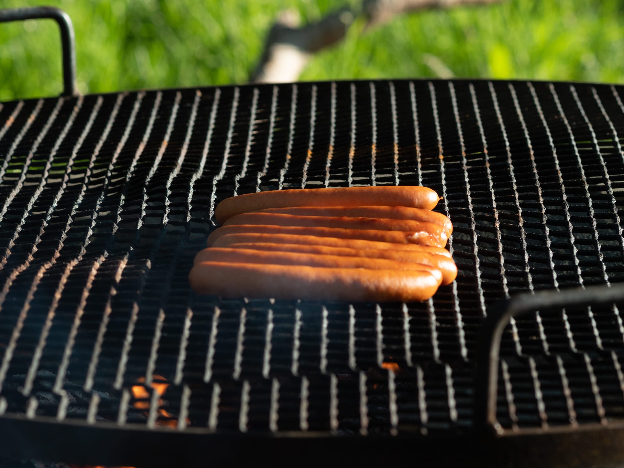 Några korvar på en grill