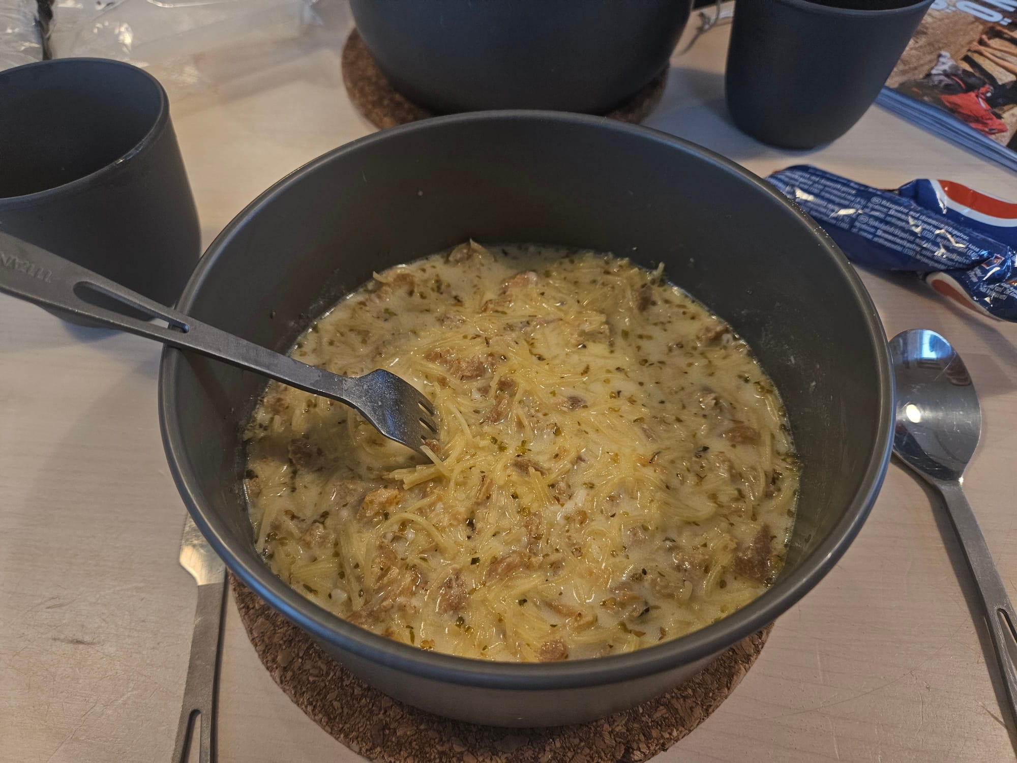En gryta med pasta med en gaffel i